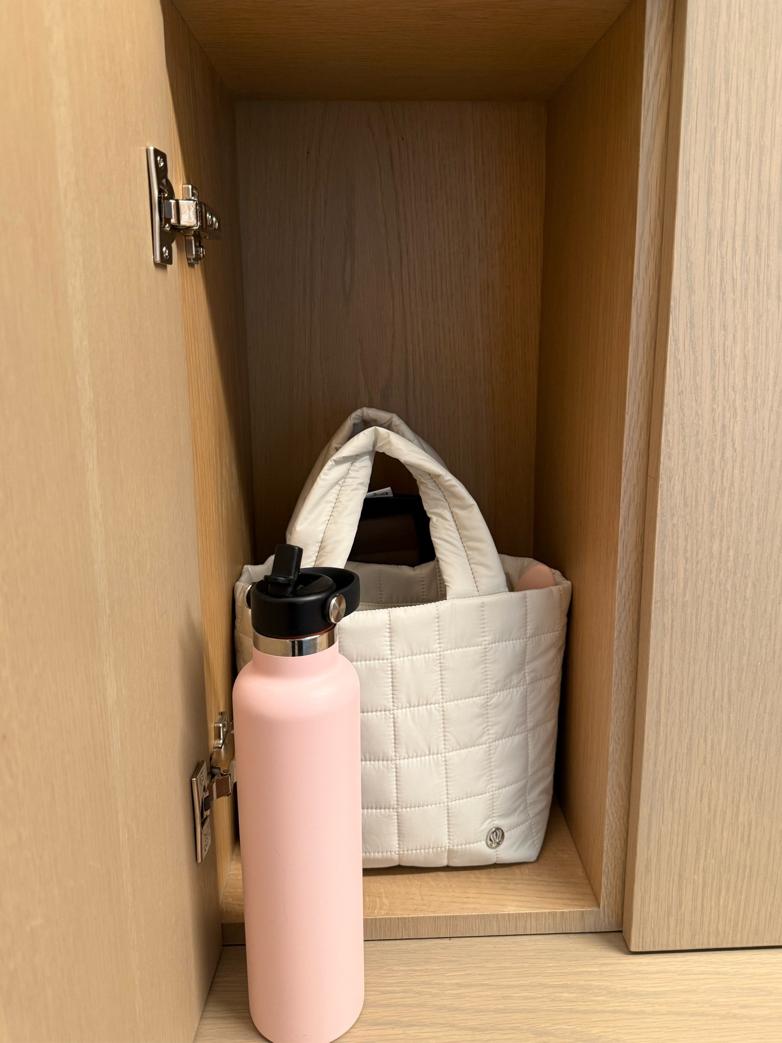 What’s in my pilates bag 🤍🩰 
#pilates #whatsinmybag #bags #ootd