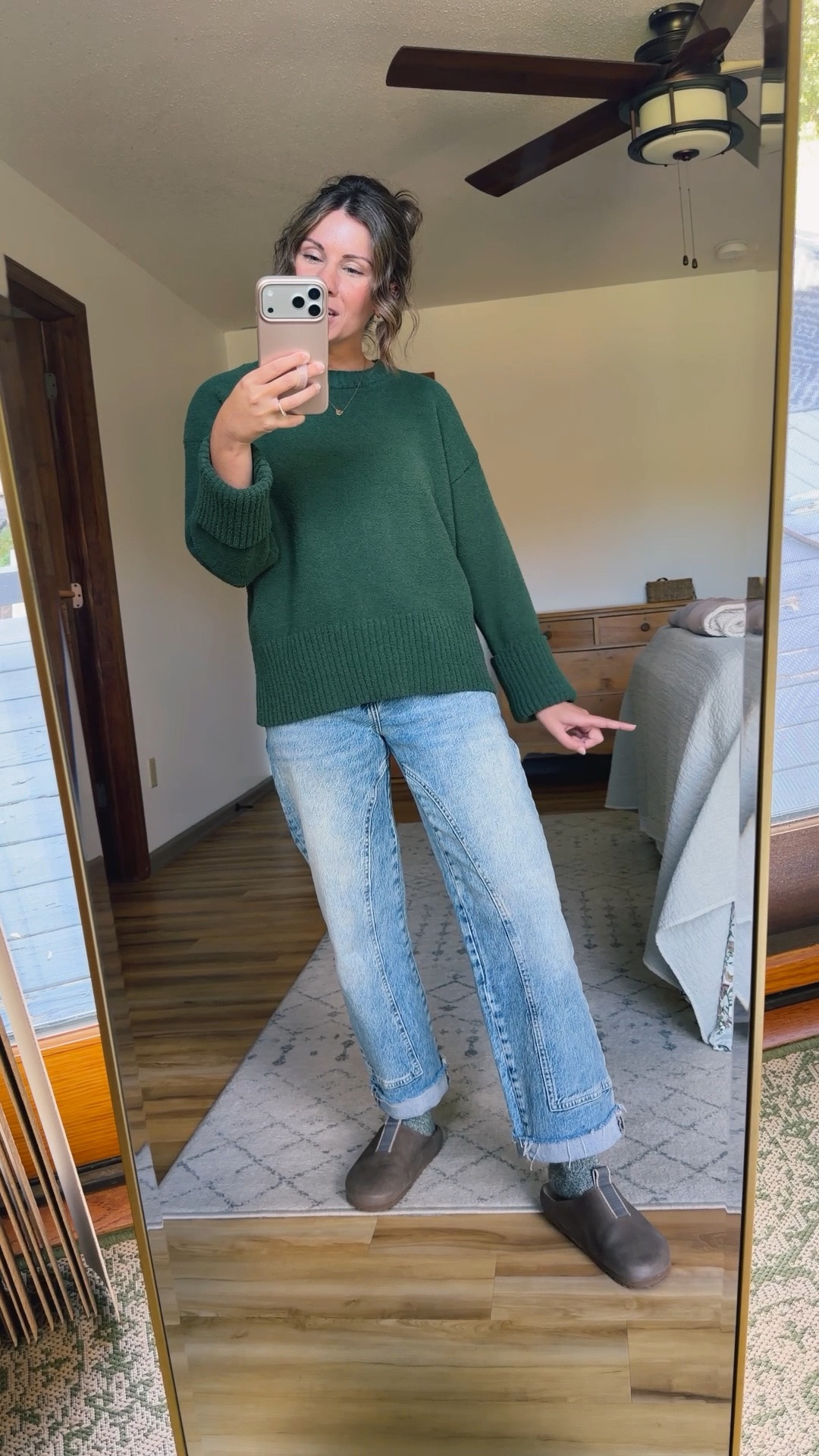 A cozy sweater and jeans look! Perfect for cool fall days🌲 petite friendly!

 Xs in my sweater, 24 in my jeans (mine are short but they don’t come in short anymore—they have a raw hem so I think they’d be easily cut off!) , and 6 in my clogs!