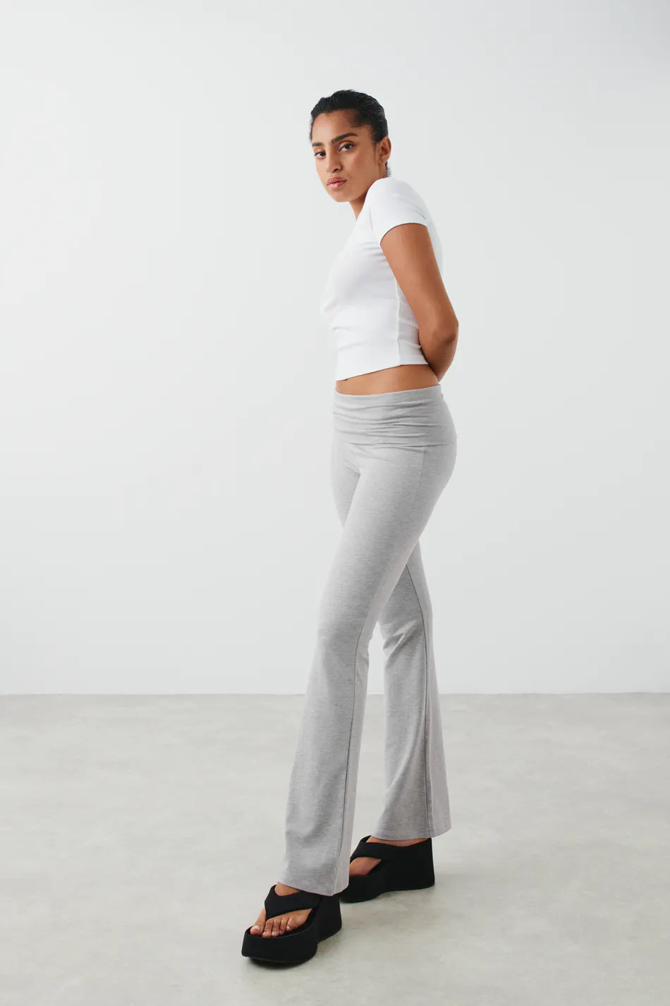 Soft touch folded flare trousers - Grau - Dame - Gina Tricot | Gina Tricot SE