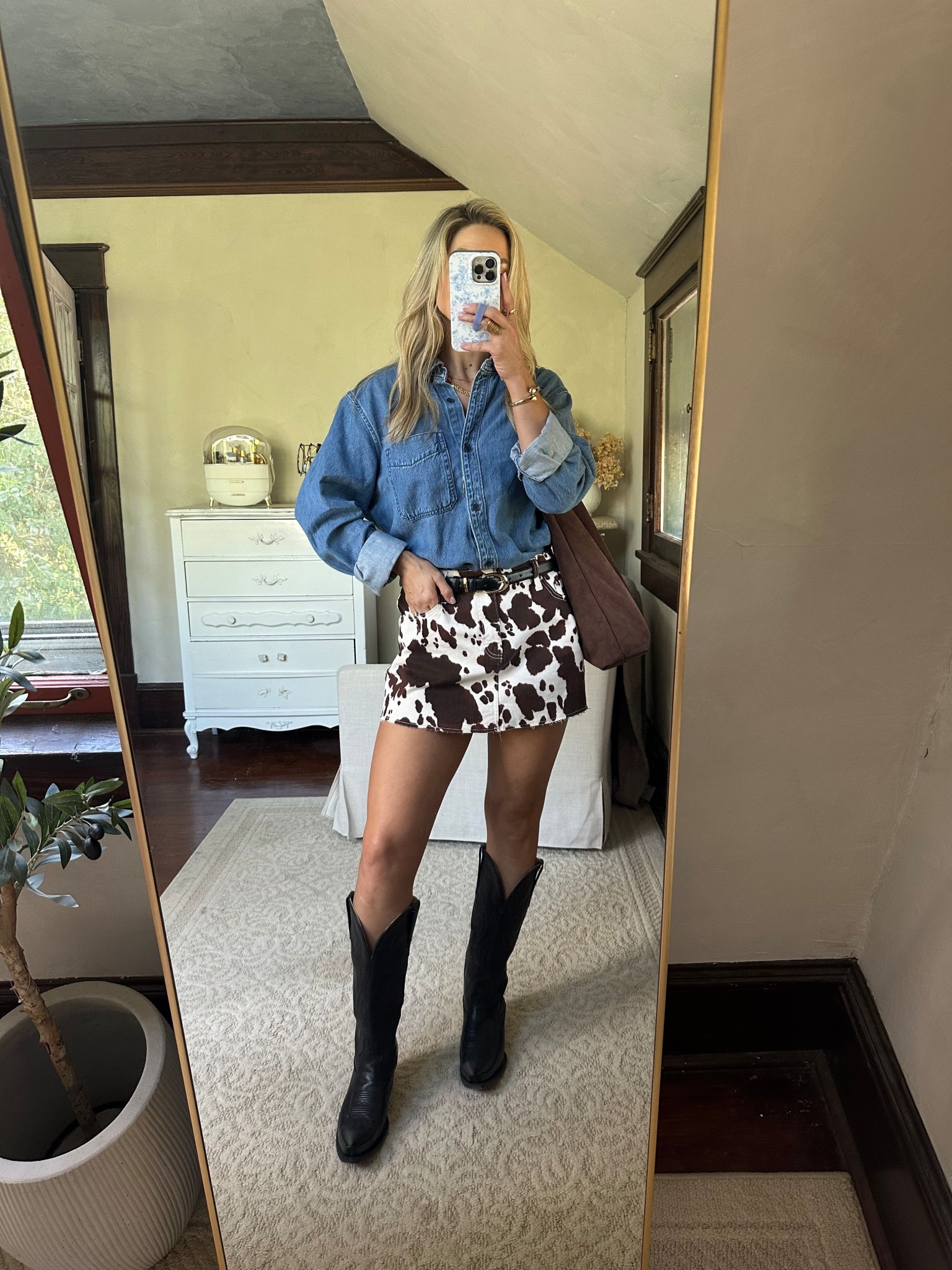 Cows print skirt outfit inspo
XS in skirt ( runs big and has stretch)
L in denim shirt