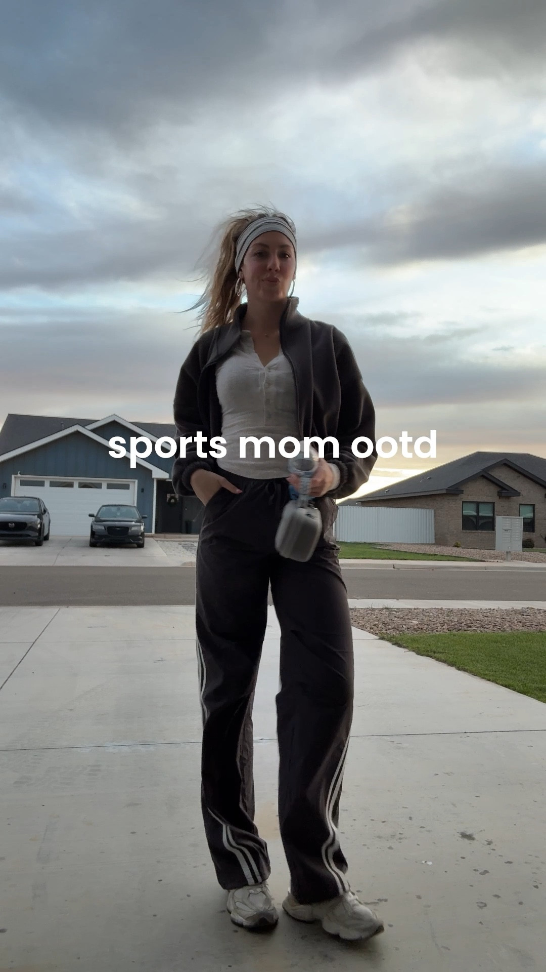 Casual mom ootd for my daughters t-ball game! 

I’m 5’10 wearing a m 36” inseam pants & medium in tops 