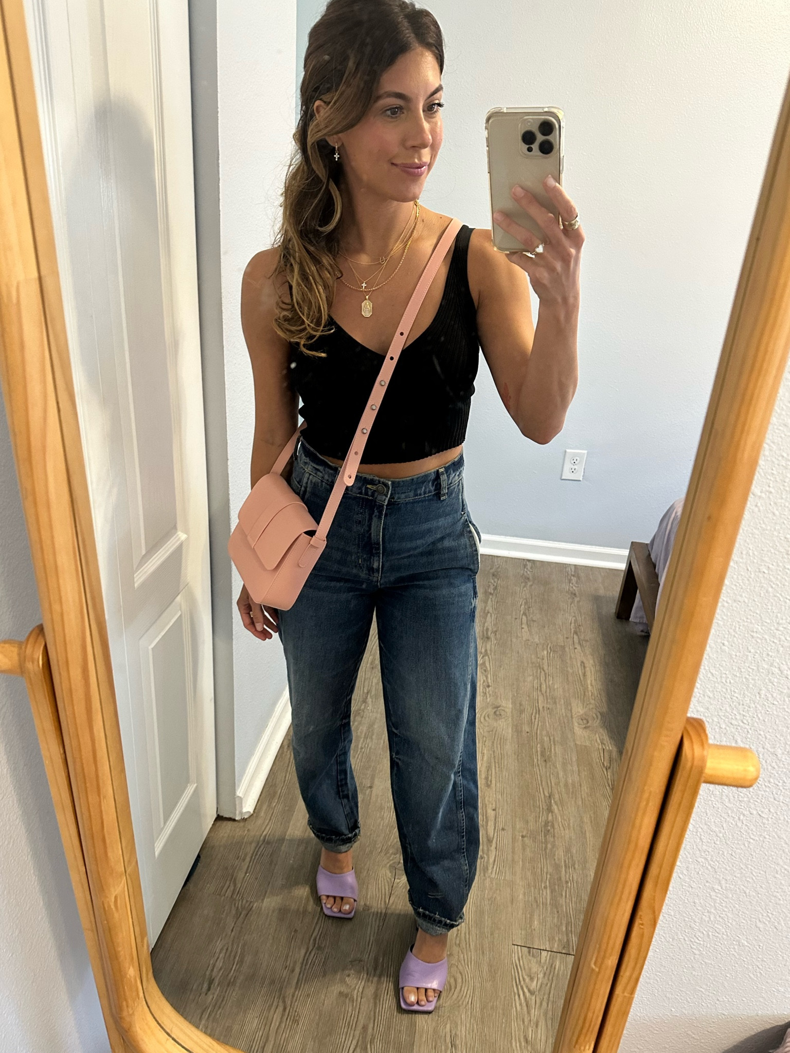 An easy black Amazon tank (I have this tank in SO many colors now) and balloon fit jeans. Love pastel accessories TJ make the link more interesting 💜💕🖤