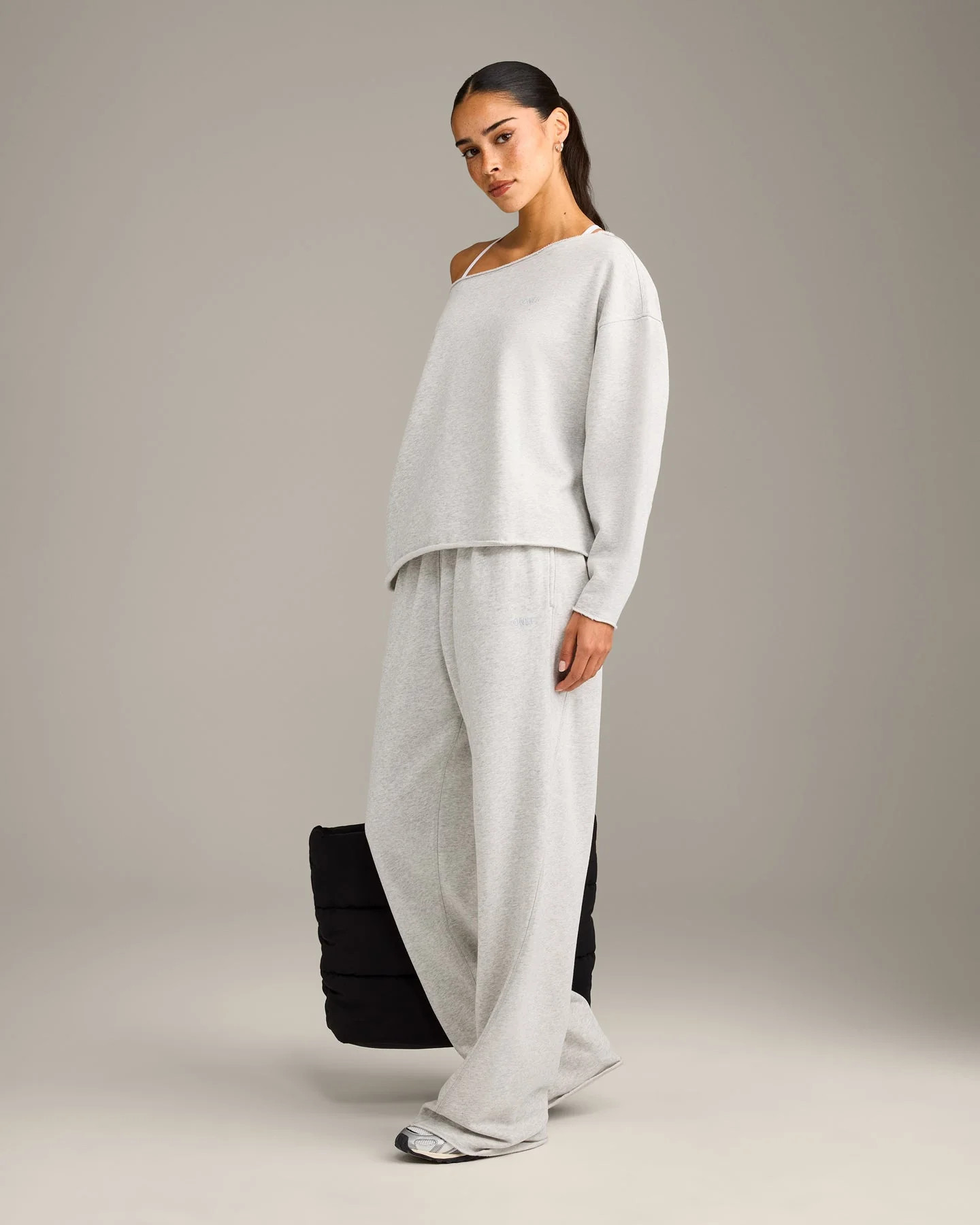 Raw Cut Lounge Off-The-Shoulder Sweatshirt
Light Gray Marl | Oner Active (UK / US)
