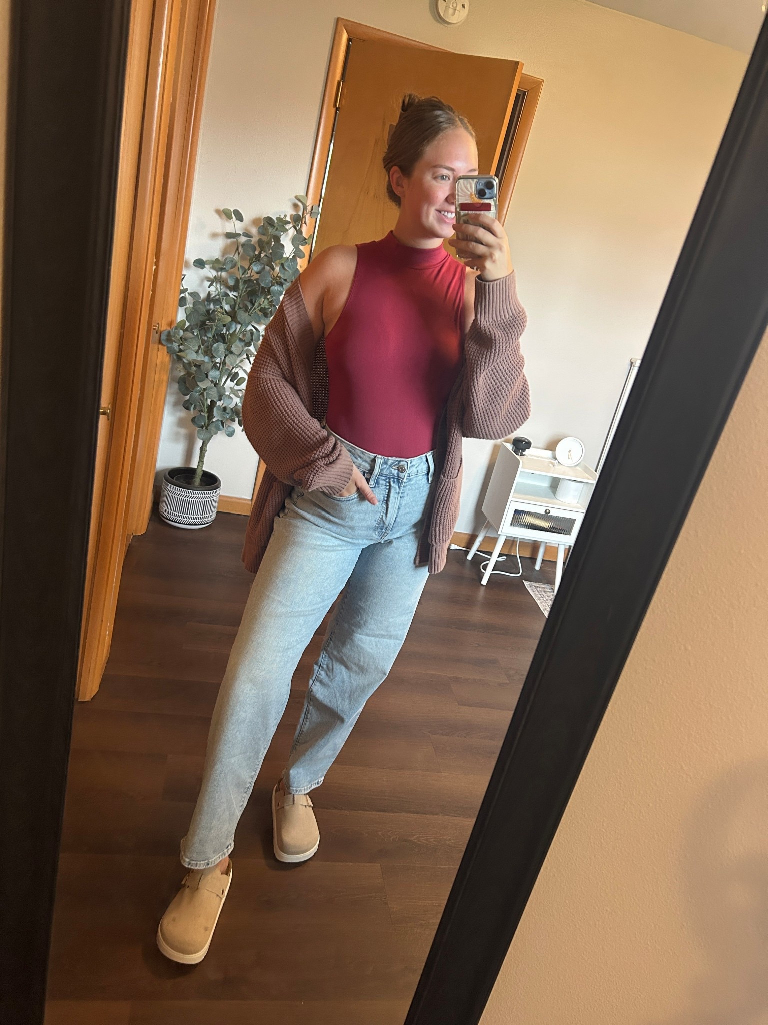 OOTD! ✨

Bodysuit is under $10 & a perfect match to Rose Madder! Jeans are Old Navy but are giving Abercrombie! 

HOC / summer / Beasummer 