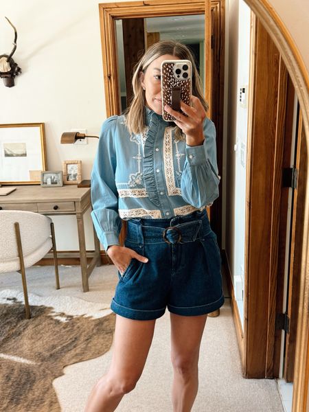 Loving all the denim looks this season, size 4
Belted shorts, embroidered top


#LTKStyleTip