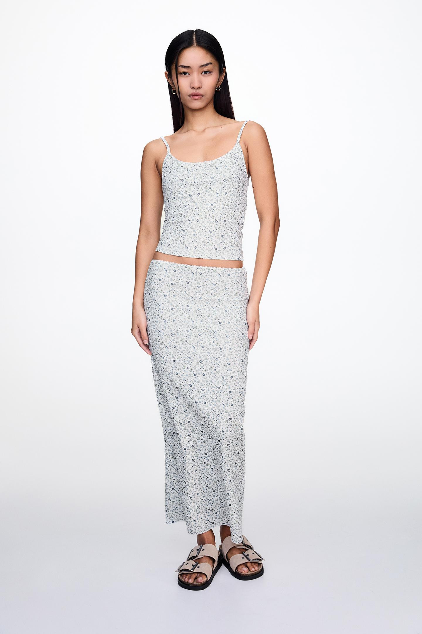 Top mit Trägern und Blumenprint | PULL and BEAR DE