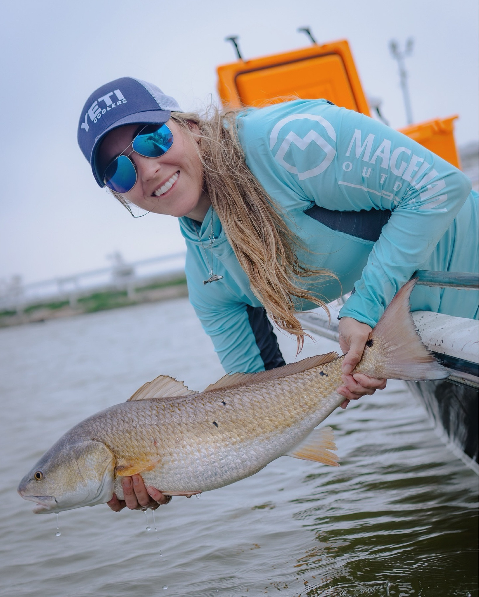 Redfish are definitely my favorite inshore fish to catch - nothing beats that fight!🎣 Caught, photographed, and released this chunky red to live another day✨
•
📷: @primegancho