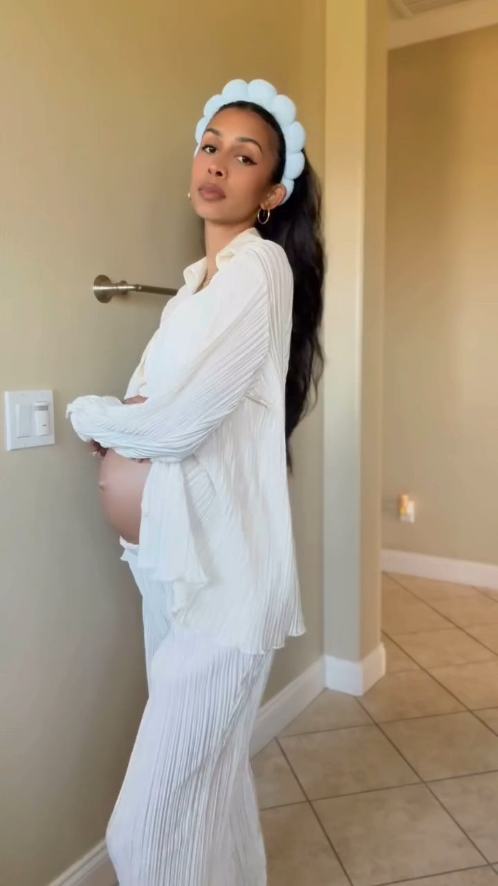 my nightly belly care routine — i used a similar routine throughout my first pregnancy and didn’t get a single stretch mark, so hoping to go 2 for 2 this time around. i think the key is to just keep your skin super hydrated and healthy, so here are my current favorite products to use for that! save this for future reference & share it with a pregnant mama 👼🏽

#stretchmarkoil #pregnantstyle #skincareroutine #pregnancyroutine

#LTKBump #LTKFamily #LTKBaby