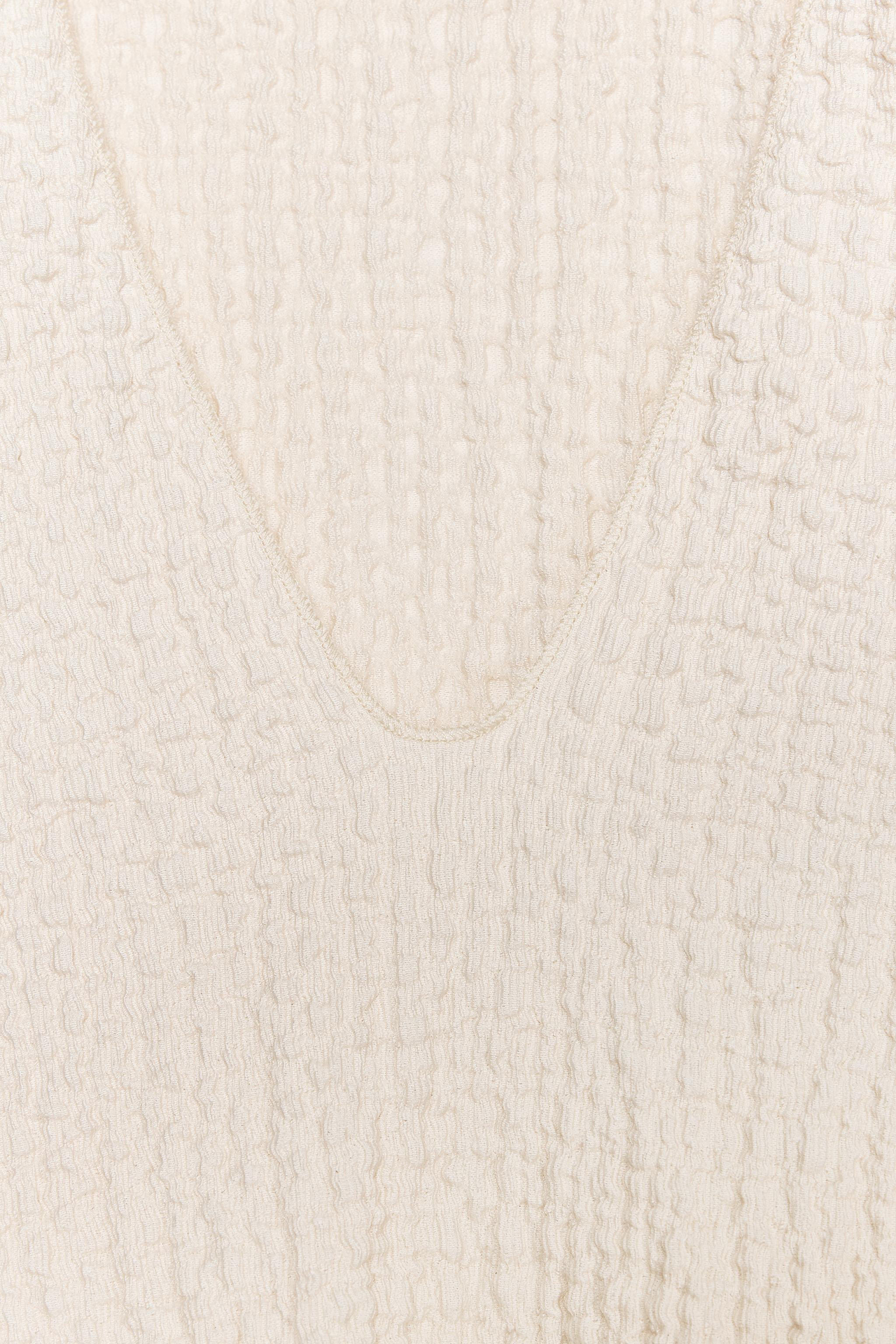 Sleeveless V-neck top. Textured weave detail. | Zara UK