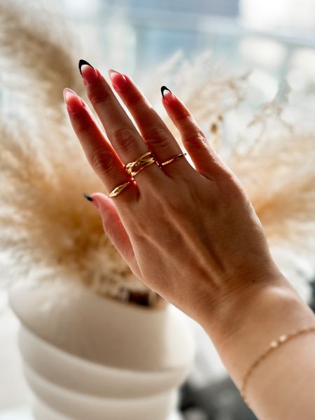 Unboxing my new pieces from Monica Vinader!

These rings are 100% gold vermeil, the packaging is 100% recyclable, and uses only FSC certified paper.

@monicavinader #MVGoldTier #MVInsiders #MonicaVinader



#LTKGiftGuide #LTKstyletip #LTKsalealert