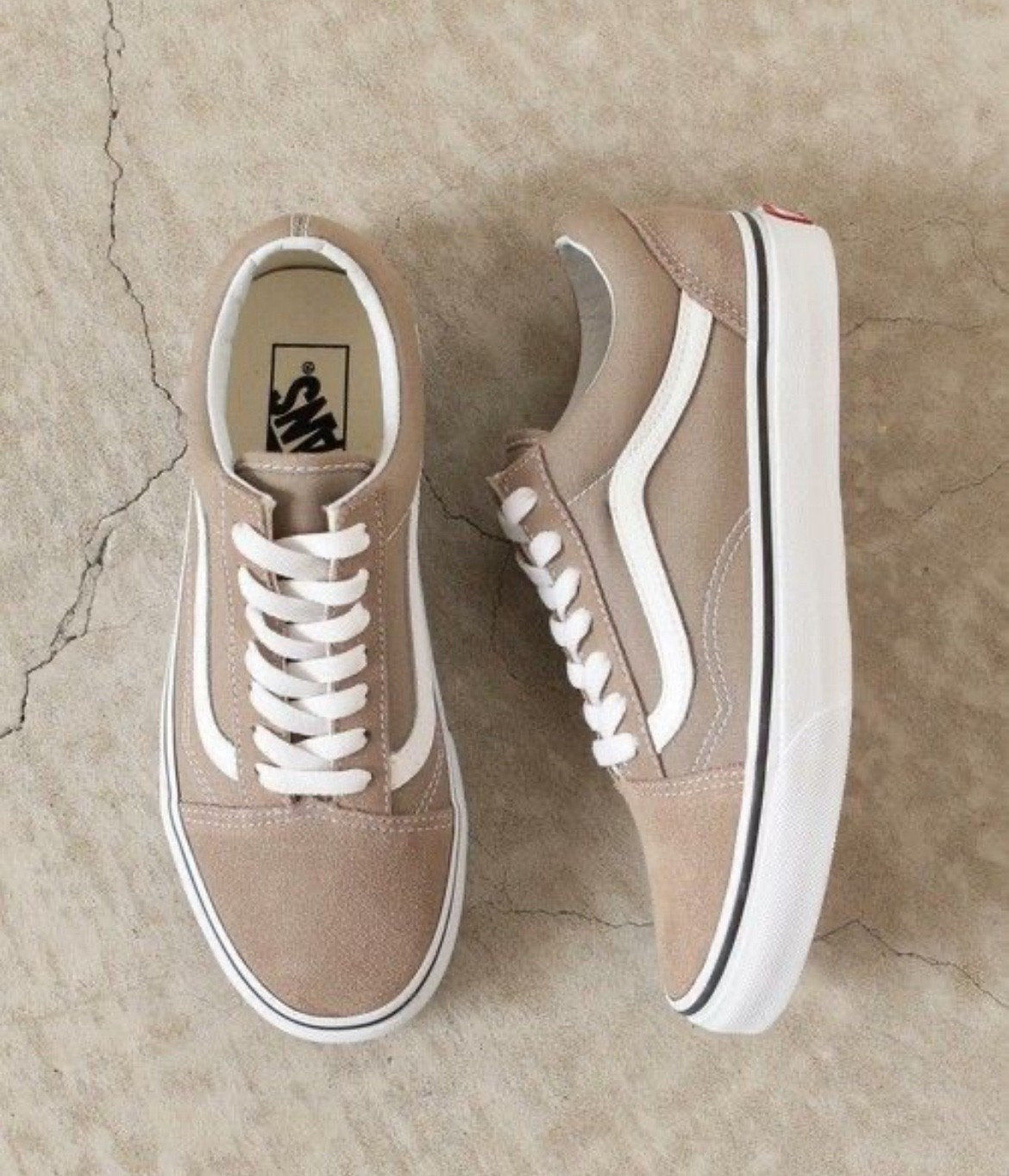 These neutral Vans go with everything 🤎
Comfy, classic, and an everyday staple I wear nonstop.

They sell out fast — linked in my LTK + Amazon Storefront 🏃‍♀️💨
Grab your size before it’s gone 👀✨

#LTKfinds #AmazonFinds #NeutralStyle #EverydayShoes #VansStyle