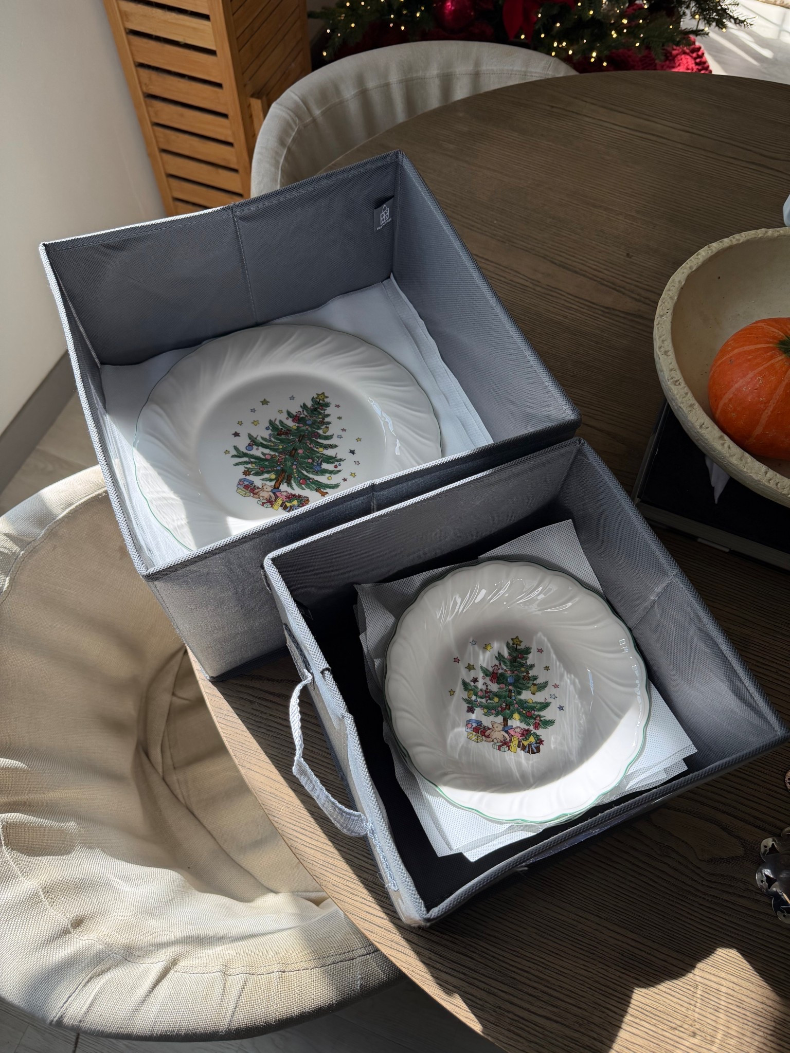 Vintage holiday plates that I love so so much! I bring these out every year 🥹🤍