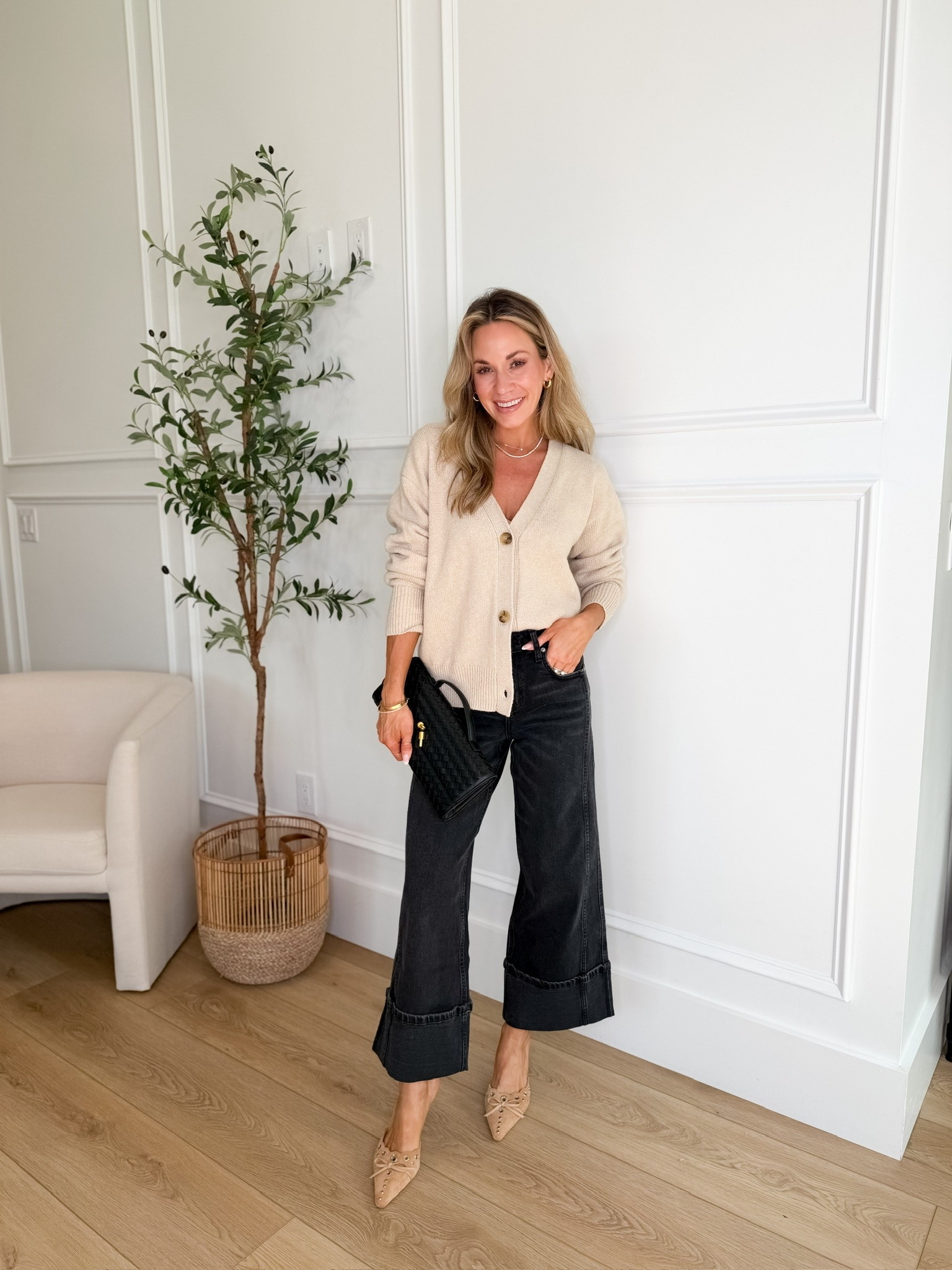 This is my kind of outfit 👏 Love theses cuff Levi jeans & can you believe they are from Walmart?! I will be wearing this exact outfit for date night!