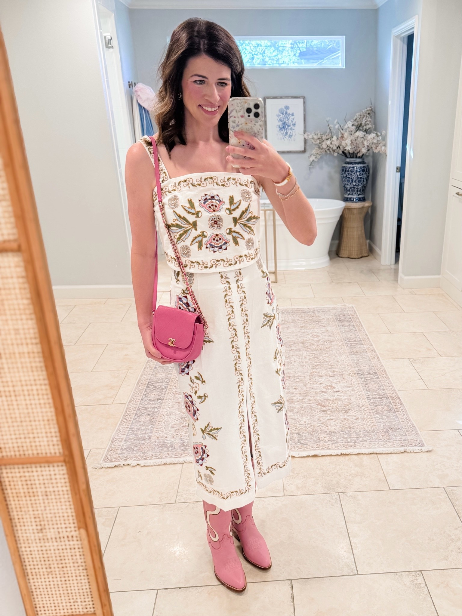 Pink boots and a matching bag will always have my heart 💕 Obsessed with the embroidery details on this set and already planning another excuse to wear it! Happy Mother’s Day, y’all 💐
