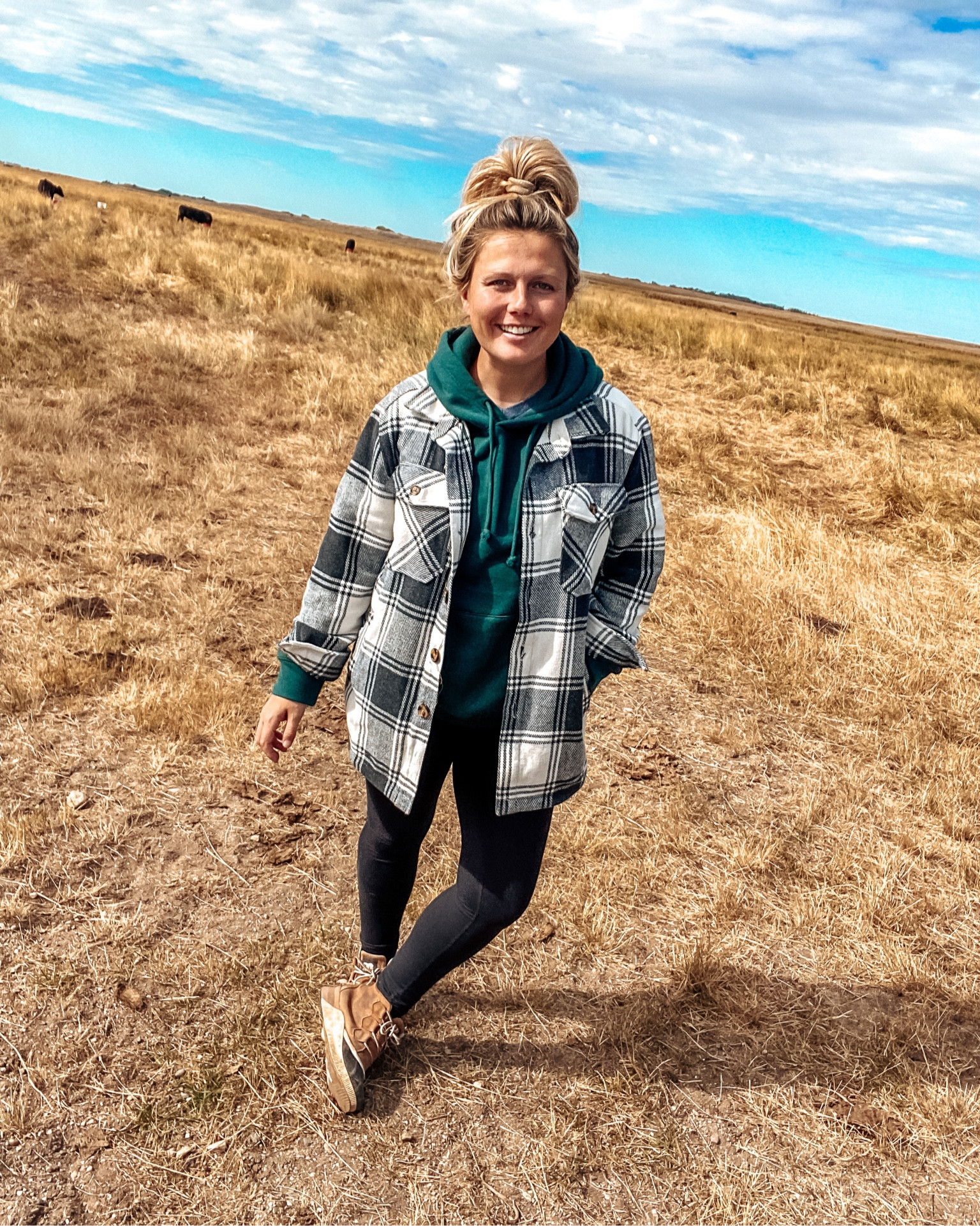Fall essentials for a HOC Winter. 
Wearing small jacket (check stores for availability!)
Medium sweatshirt
Medium leggings
Size up one in boots
#hocwinter #farmfit