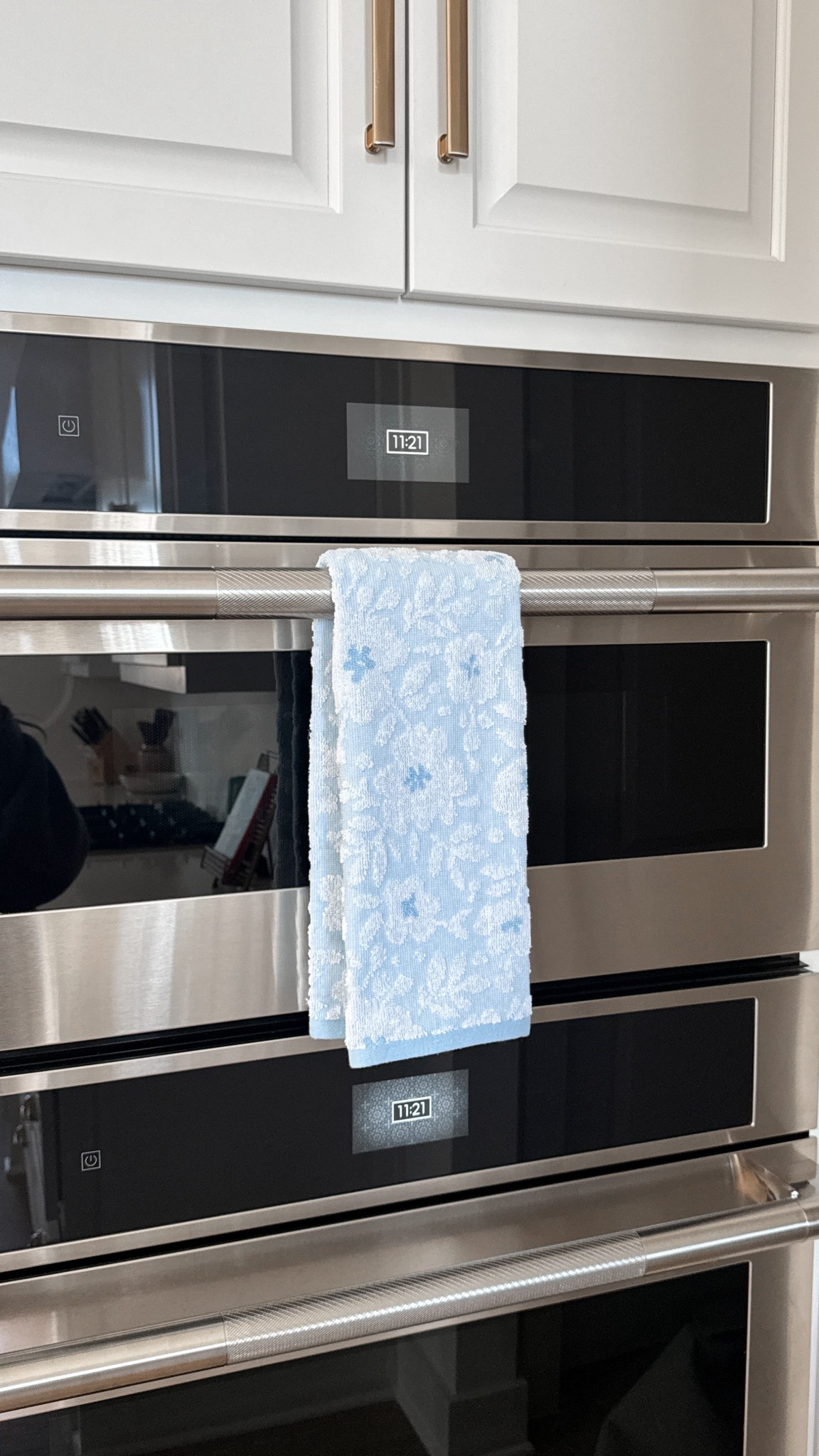 The most stunning set of sky blue floral towels! Comes in a set of two and is so cute for spring🤍 I love these in bathrooms or in the kitchen!

Amazon home, amazon finds, kitchen decor, kitchen finds, amazon kitchen

#LTKHome