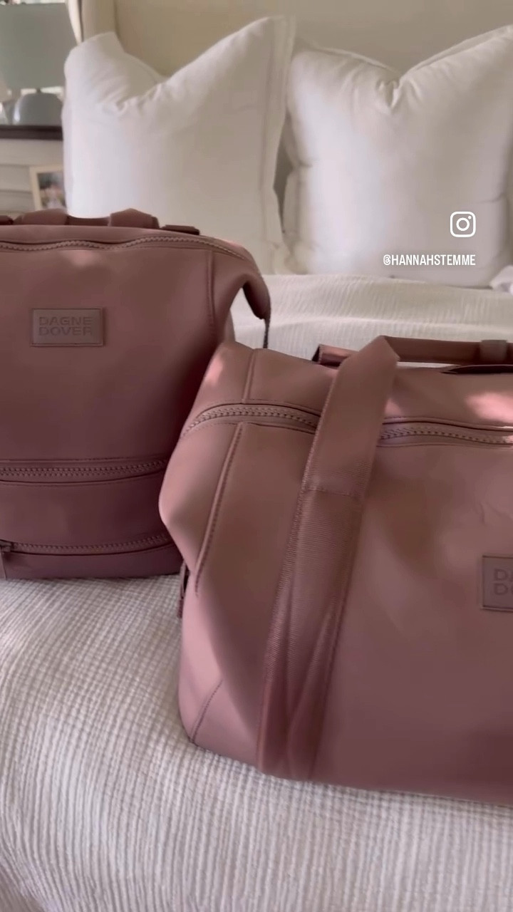 With 2 under 2, I knew I needed bags that would hold up, but also wouldn’t sacrifice quality! I’m still loving these, so wanted to re-link for all of the mommas asking!!