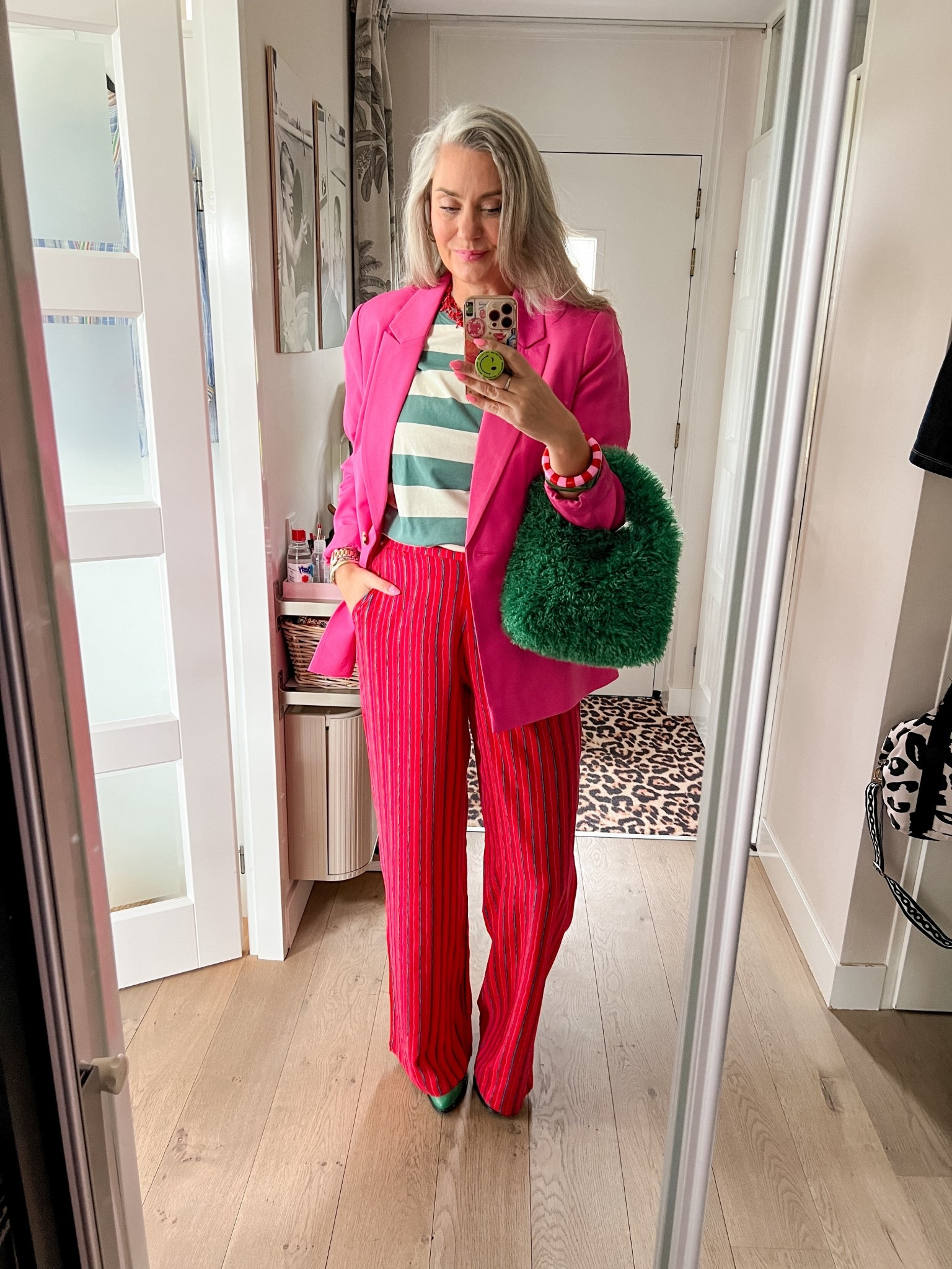 OOTD - Vrijdag. Roze blazer (oud, LTS), groen gestreept tall t-shirt, rood met roze en groen gestreepte broek (beide maat 40), groen fluffy tasje (Shoeby), groene cowboylaarzen zijn oudjes van Sacha. 



#LTKmidsize #LTKnederlands #LTKeurope