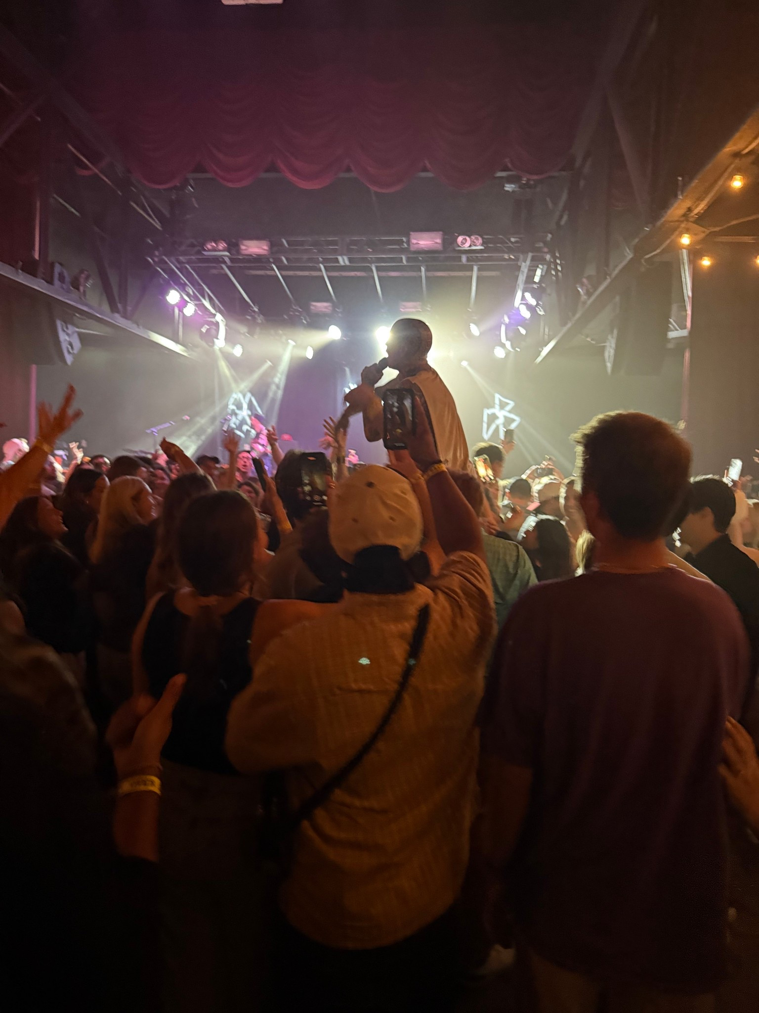 Black converse
Basketball jersey 
Red lipstick 
Quince bag 