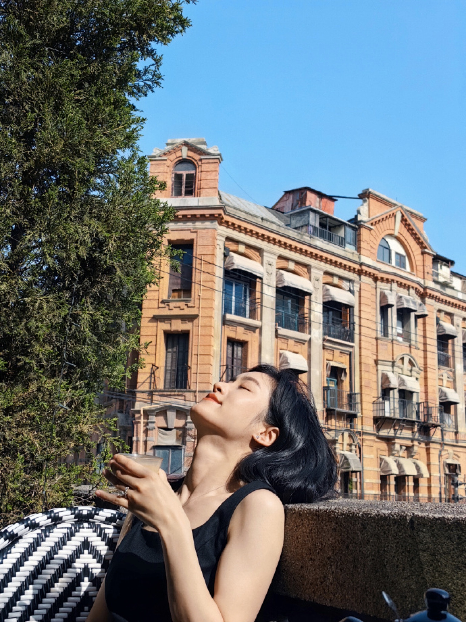 最近的上海
很适合找个露台来一顿下午茶

#五一出游吸睛穿搭##今天穿什么#  ​​​
#LTKchina#LTKasia

#LTKfit #LTKstyletip