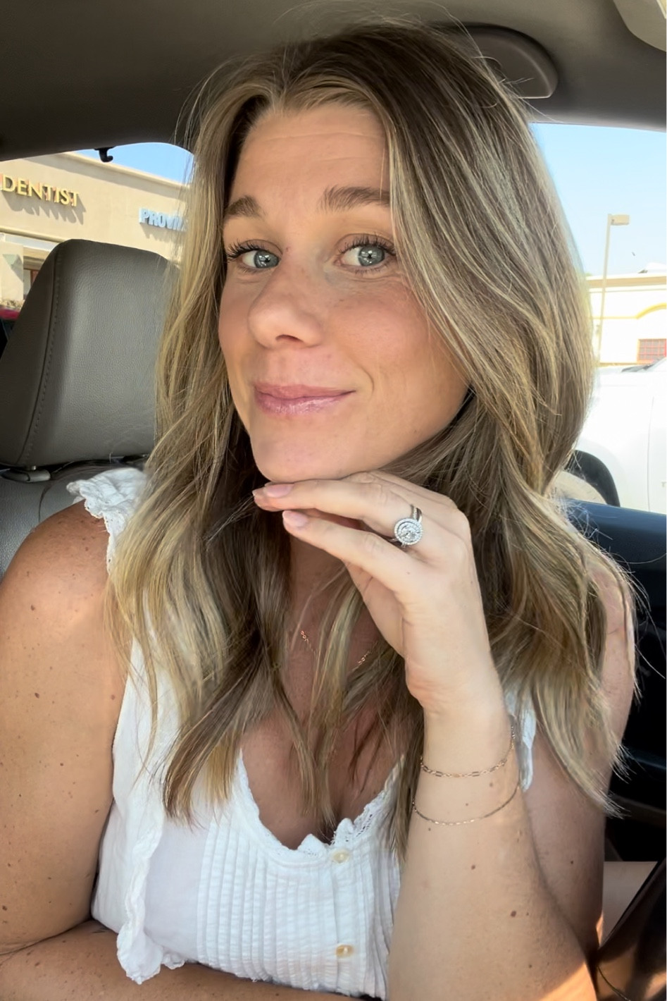  Clean 5 min makeup that can be done in the car for you busy mamas 💄 Snag an entire clean contour set for 15% now through sept. 3! This includes the concealer, blush, and bronzer!

Who else loves an on the go simple makeup routine?! 