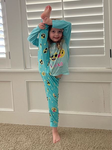 Girls pajamas, unicorn pajamas, I believe in unicorns, gifts for girls, emojis, emoji pajamas, trendy girls clothes, Walmart girls clothes, Walmart fashion, dancer, gymnast