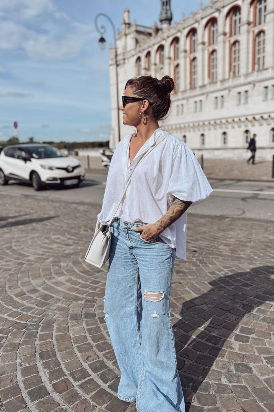 Look du jour classique

chemise en lin oversize, chemise blanche en lin, jean ample déchiré, jean large 

#LTKstyletip #LTKFind
