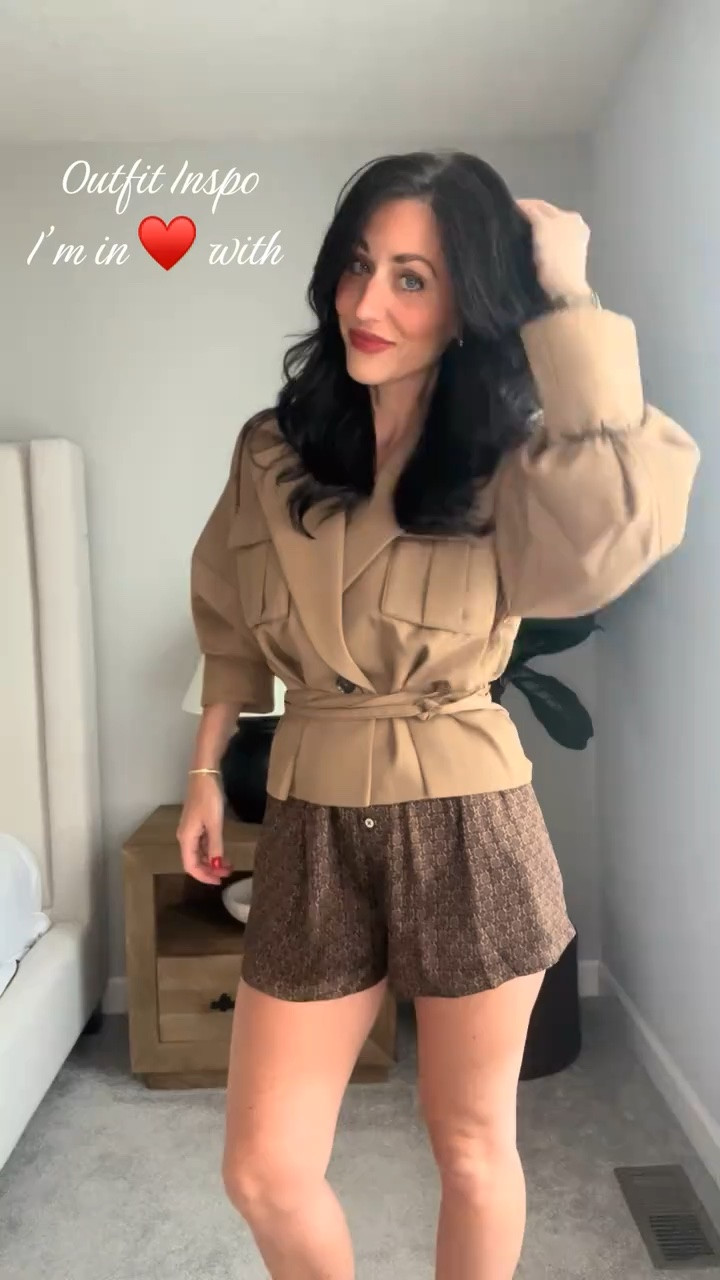 I’m wearing an xs in jacket and shorts. Shorts run slightly big IMO. @Revolve