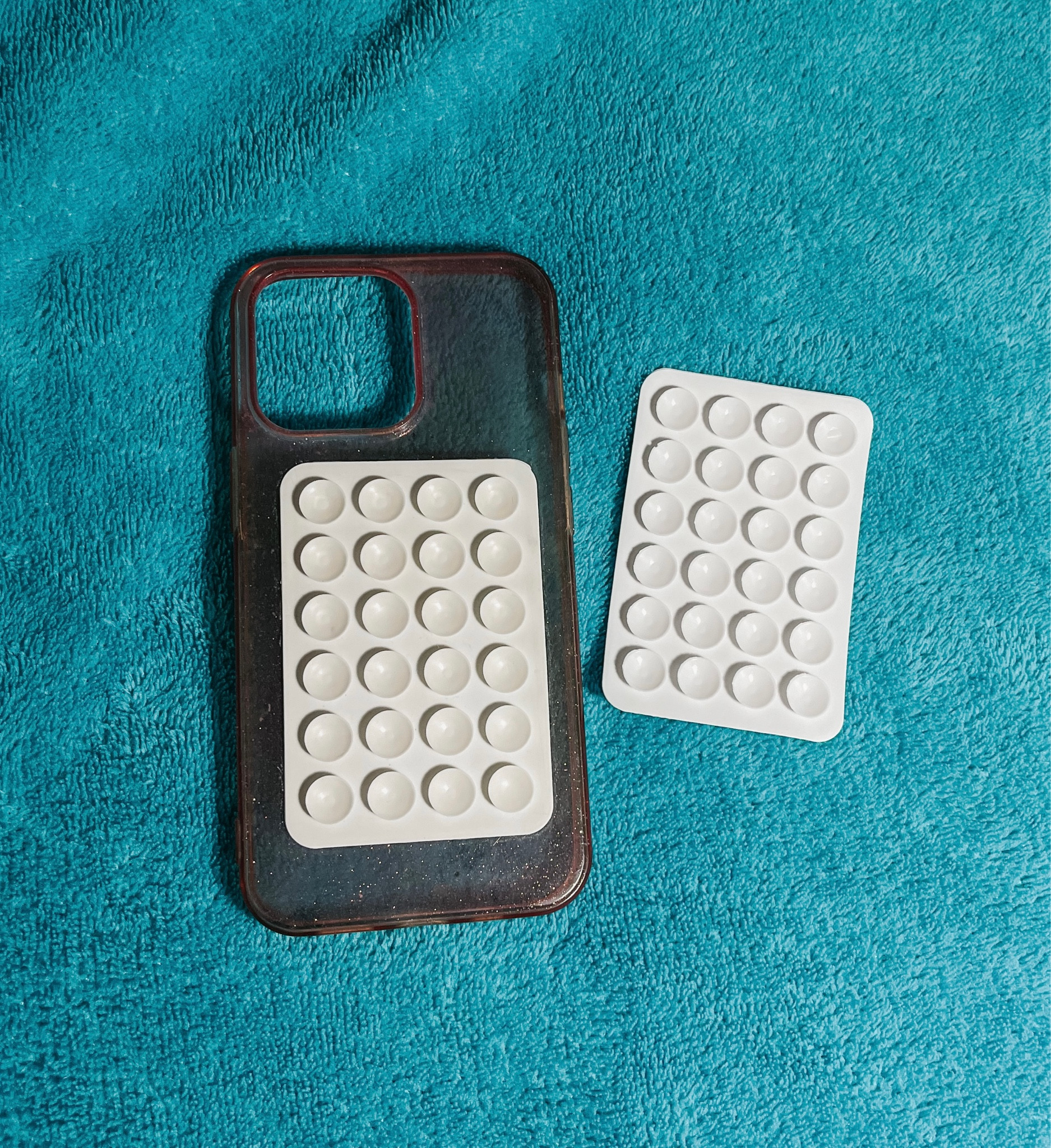 ventosa pra grudar na capinha do celular. ótimo pra conseguir gravar conteúdo ou qualquer coisa sem precisar de tripé. só grudar o celular numa janela ou espelho. 

#LTKbrasil