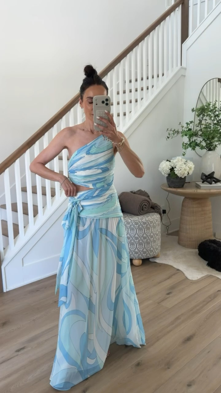 Vibrant event dress, size 4, runs small, size up.

summer dress, miami outfit ideas, anna monteiro, annabrstyle

#LTKOver40