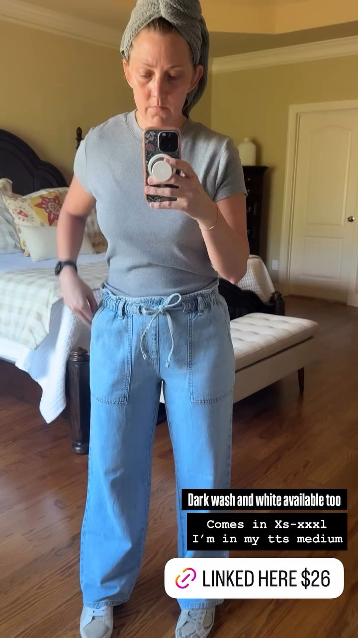 Comes in Xs-xxxl
I’m in my tts medium
 Dark wash and white available too