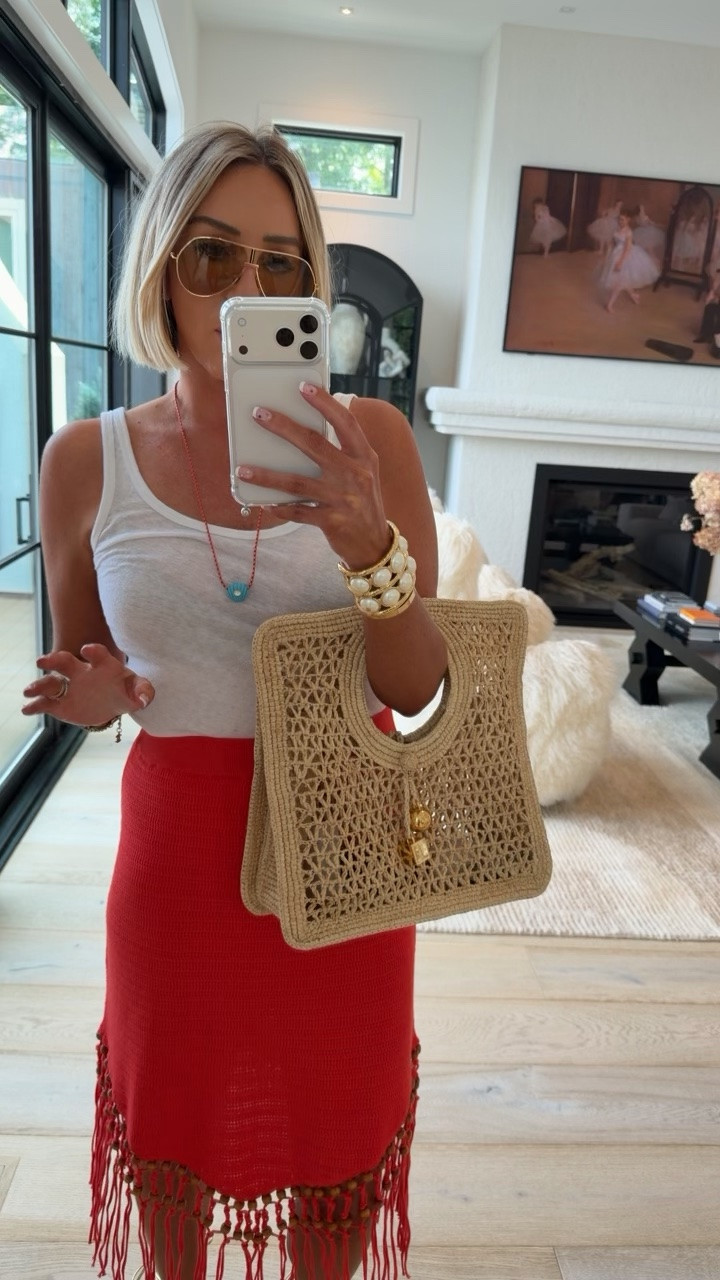 The perfect skirt to take with you on your next vacation ☀️🌴 easy to dress up or down