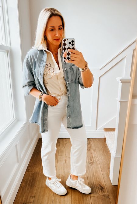 White Jeans

Levi’s straight ribcage jeans - off white. True to size

Target shirt 
Target white top

H&M denim shirt - runs large size down 

Bejas V-10

#levis #jeans #neutraloitfit #affordable #summeroutfit



#LTKstyletip #LTKover40 #LTKfindsunder50