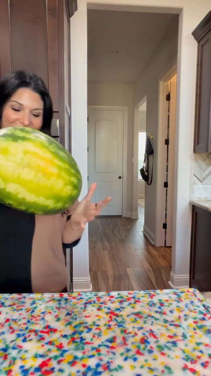 ⭐️OUR 14TH WATERMELON OF THE SEASON⭐️ ELSA @cesar_thedoodle_andmum DROPPED THIS OFF AT OUR FRONT DOOR 🚪 LET’S SEE HOW IT IS FAM! #watermelon #texas #atx #austin