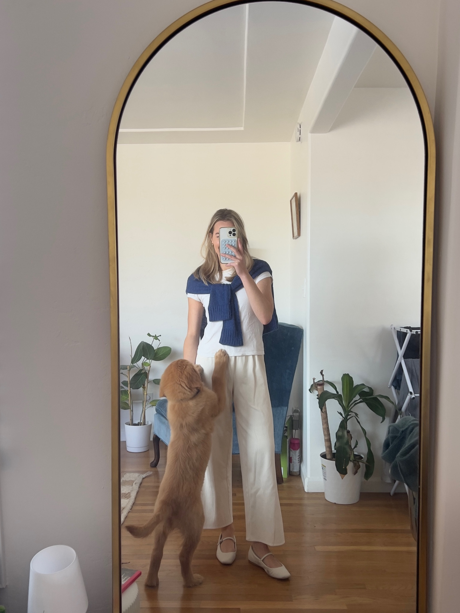 These pants are thrifted and have no brand tag so I linked the closest pants I could find! 💛
