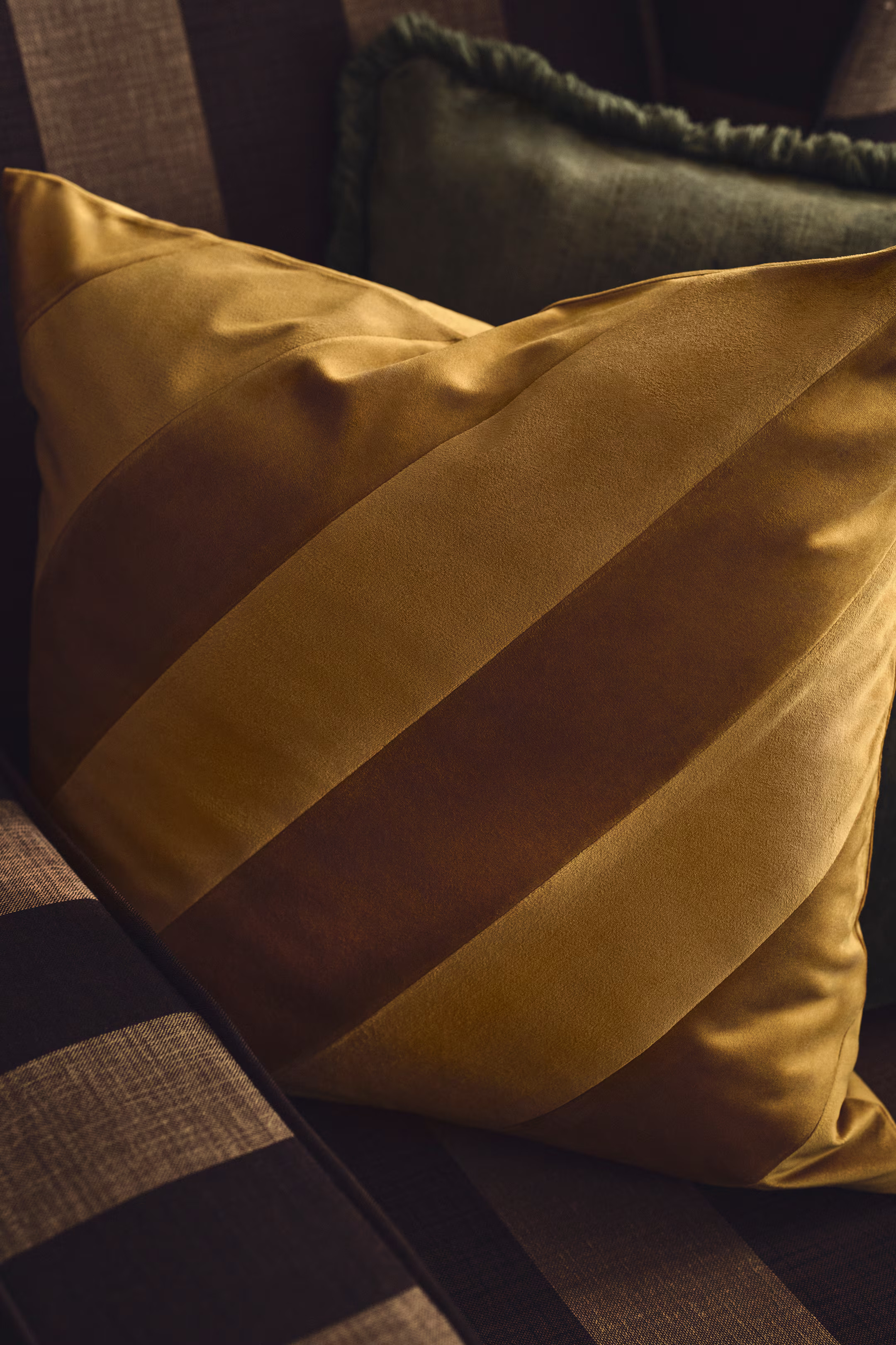 Striped velvet cushion cover | H&M (UK, MY, IN, SG, PH, TW, HK)