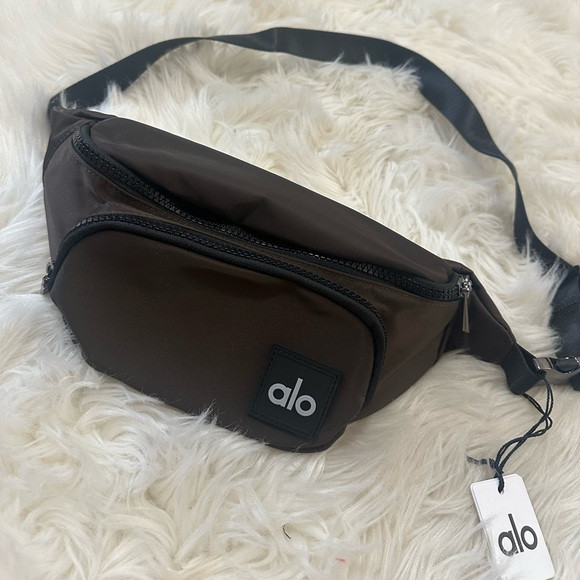 NWT ALO Yoga Espresso Explorer Belt Bag $98 retail no longer available | Poshmark