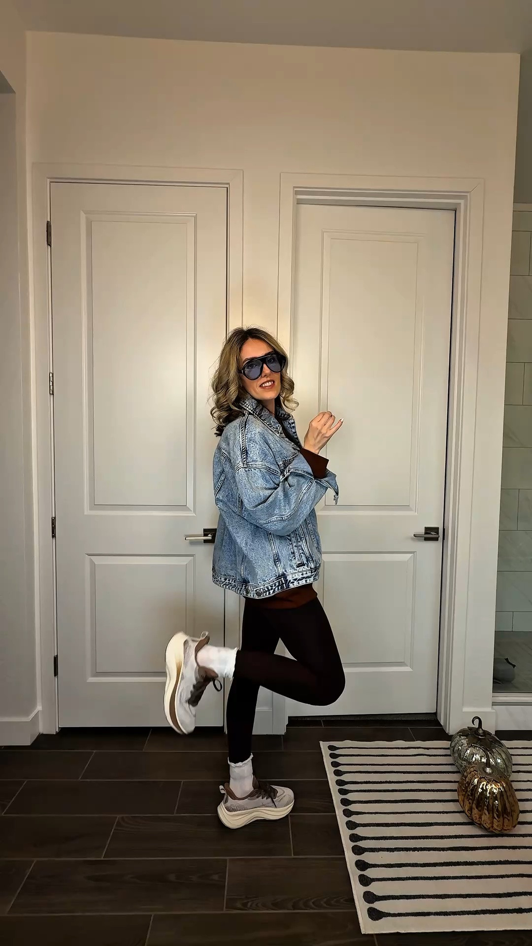 Millennial mom outfit but with couple of the twists. When it doubt throw on a jean jacket, chunky sneaks and pair of trendy sunnies.
Affordable fall outfits for women over 30 | easy everyday outfits | casual fall fashion | 30+ style #millennialfashion #styleinspo #fashiongram #momfashionblogger
