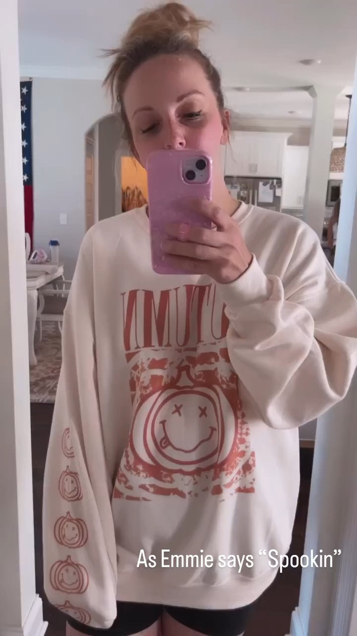 The cutest fall sweatshirt! I ordered an XL for a more oversized look (probably could have done a Large!)


#fall #sweaterweather #falloutfitinspo #sweatshirt 

#LTKFind #LTKSeasonal #LTKcurves