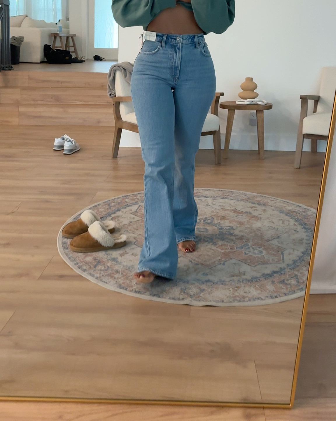 The perfect flared jeans 

Size small I’m 5’4 | 140lbs | 36D -27 -40  IG & YT: kirasfashionfinds TT: kiraabboud