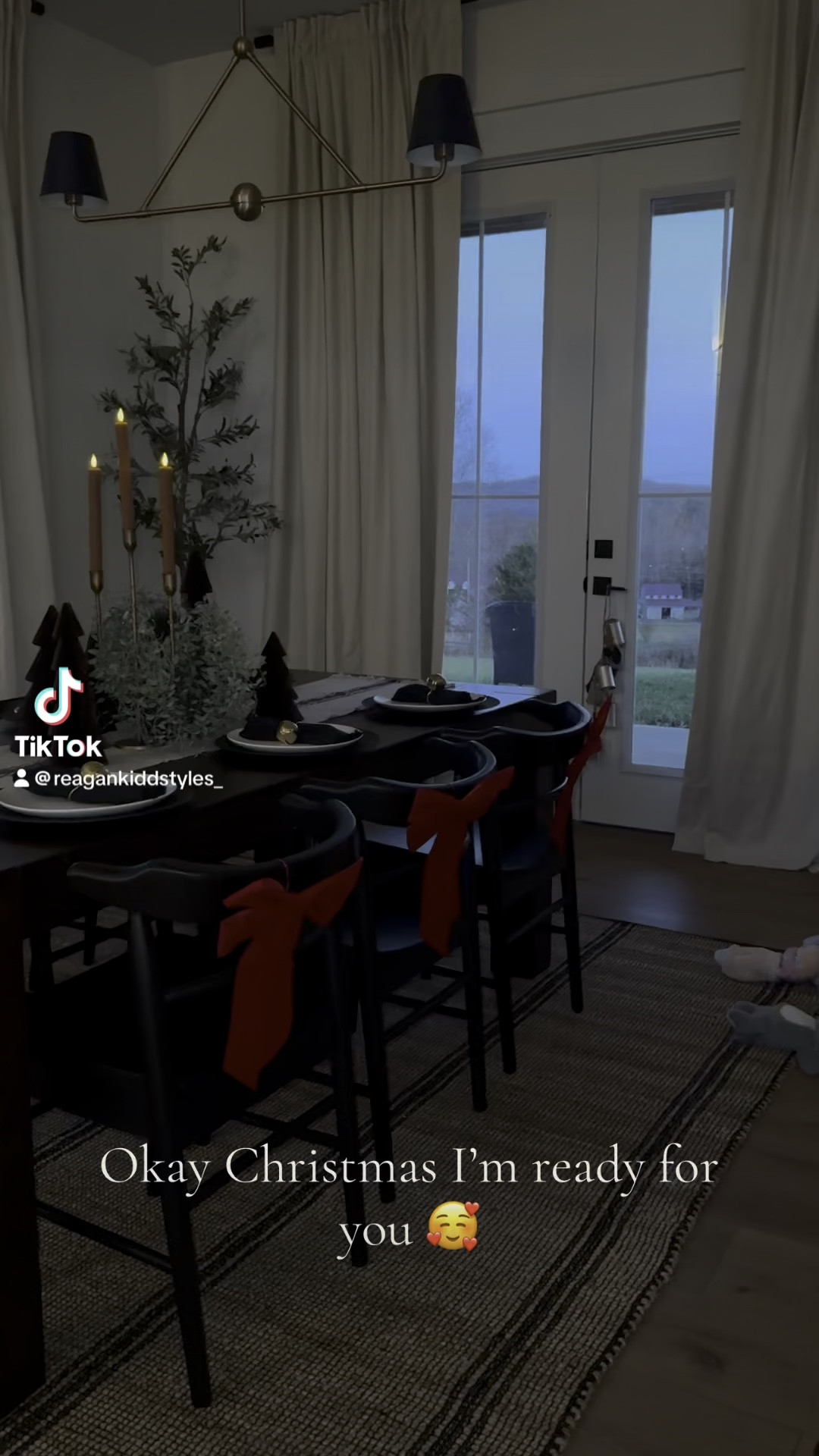 Christmas dining room decor | Christmas decor | Christmas Inspo | 

#LTKHoliday #LTKHome #LTKSeasonal