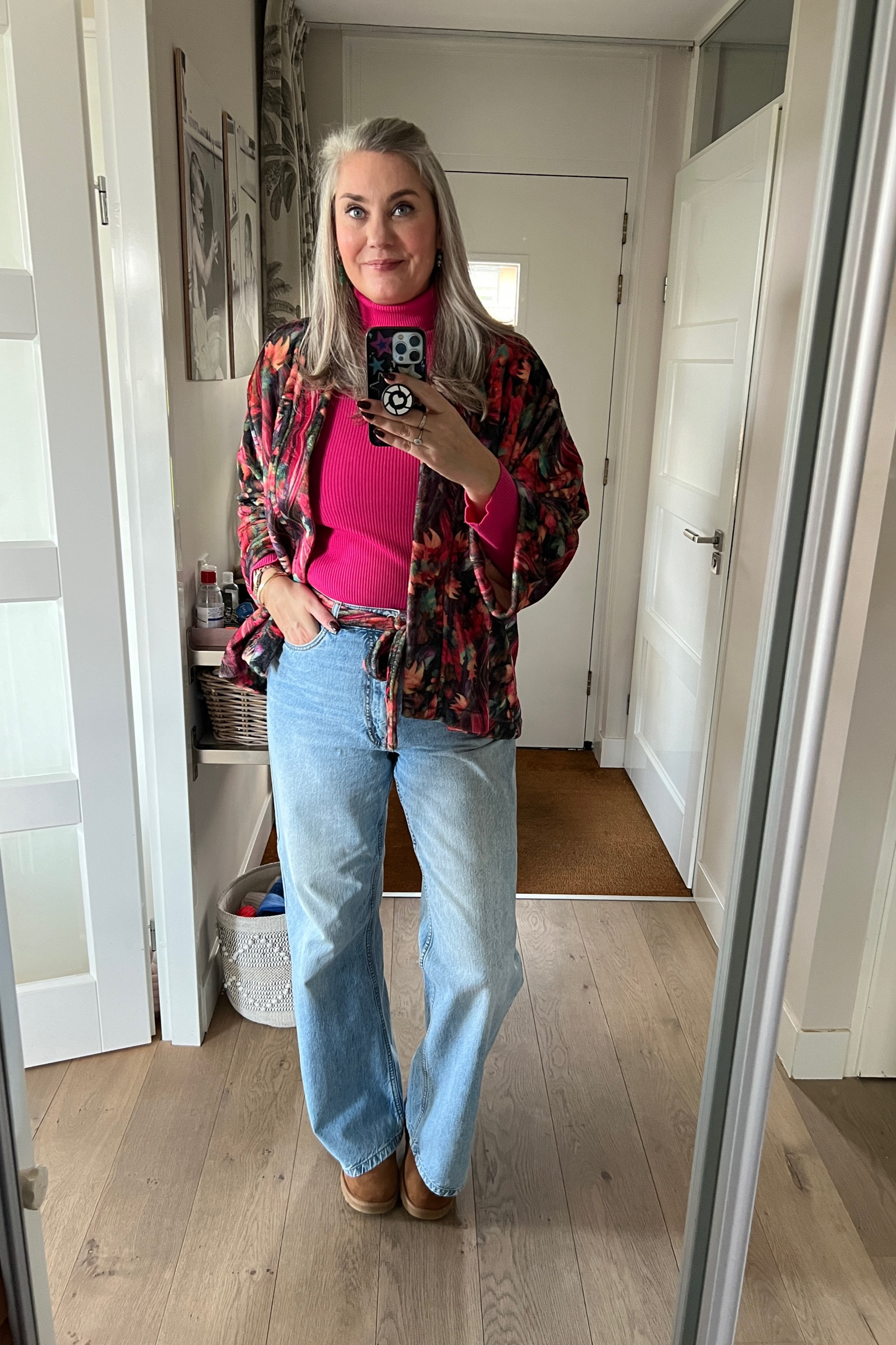 Ootd - Friday. A pink ribbed turtleneck sweater under a fleece kimono jacket by Spicy Scarves (can’t link), blue wide leg jeans (old) and Classic Uggs. Pink bow in hair 🎀



#LTKeurope #LTKstyletip #LTKover40