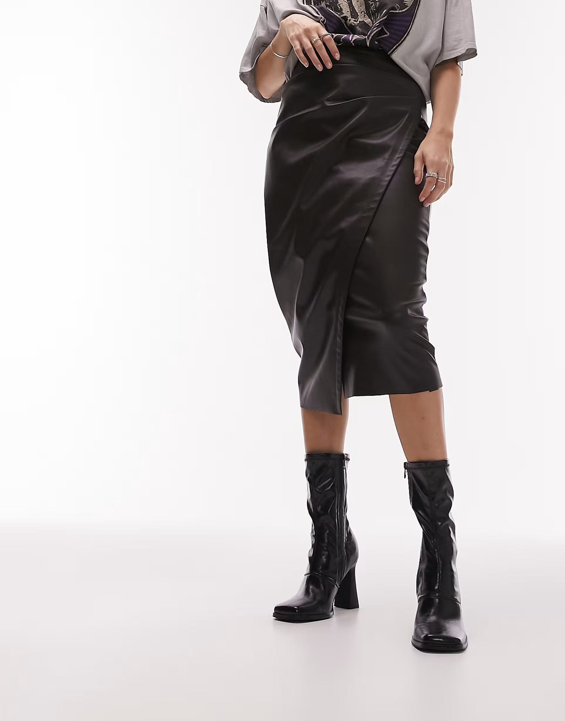 Topshop - Kunstleren kokerrok met ingestopte plooien aan zijkant in chocoladekleur | ASOS (Global)