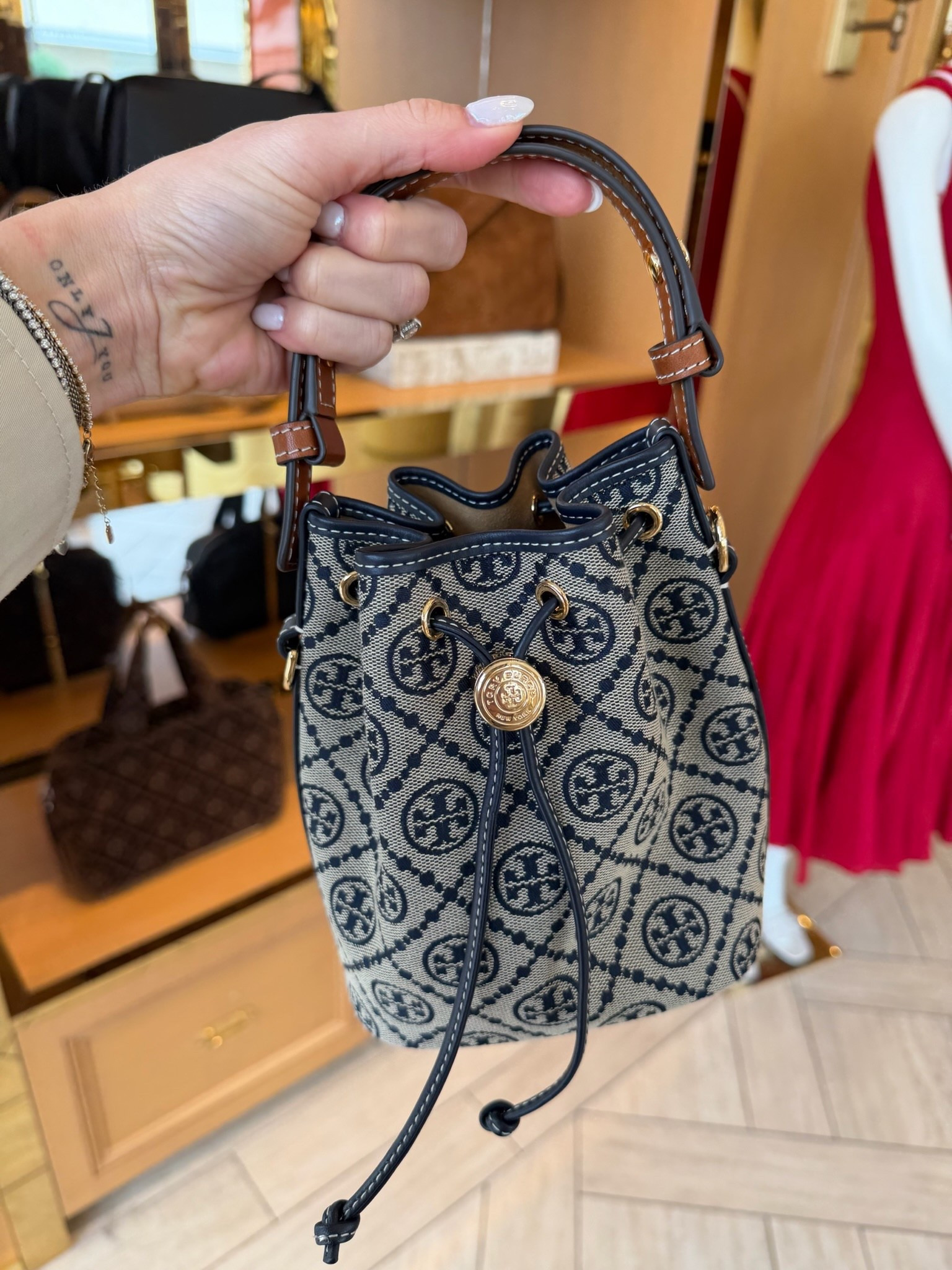 Tory Burch purse, bucket bag, purse, chic spring purse, everyday elevated purse, annabrstyle 

#LTKSeasonal #LTKootd