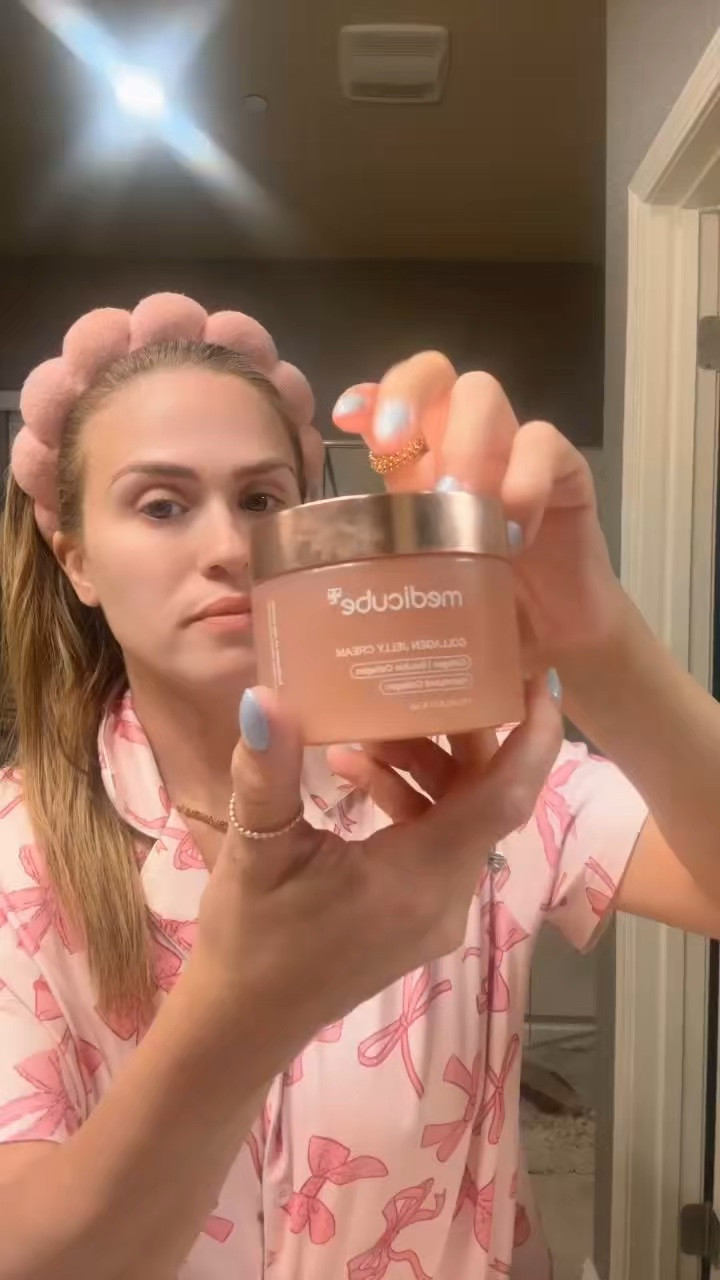 If you love dewy glass skin, you need this ✨✨✨🤩

#medicube #glassskin #koreanskincare #skincaretok #nighttimeroutine

#LTKmorningroutine #LTKselfcare #LTKmomlife