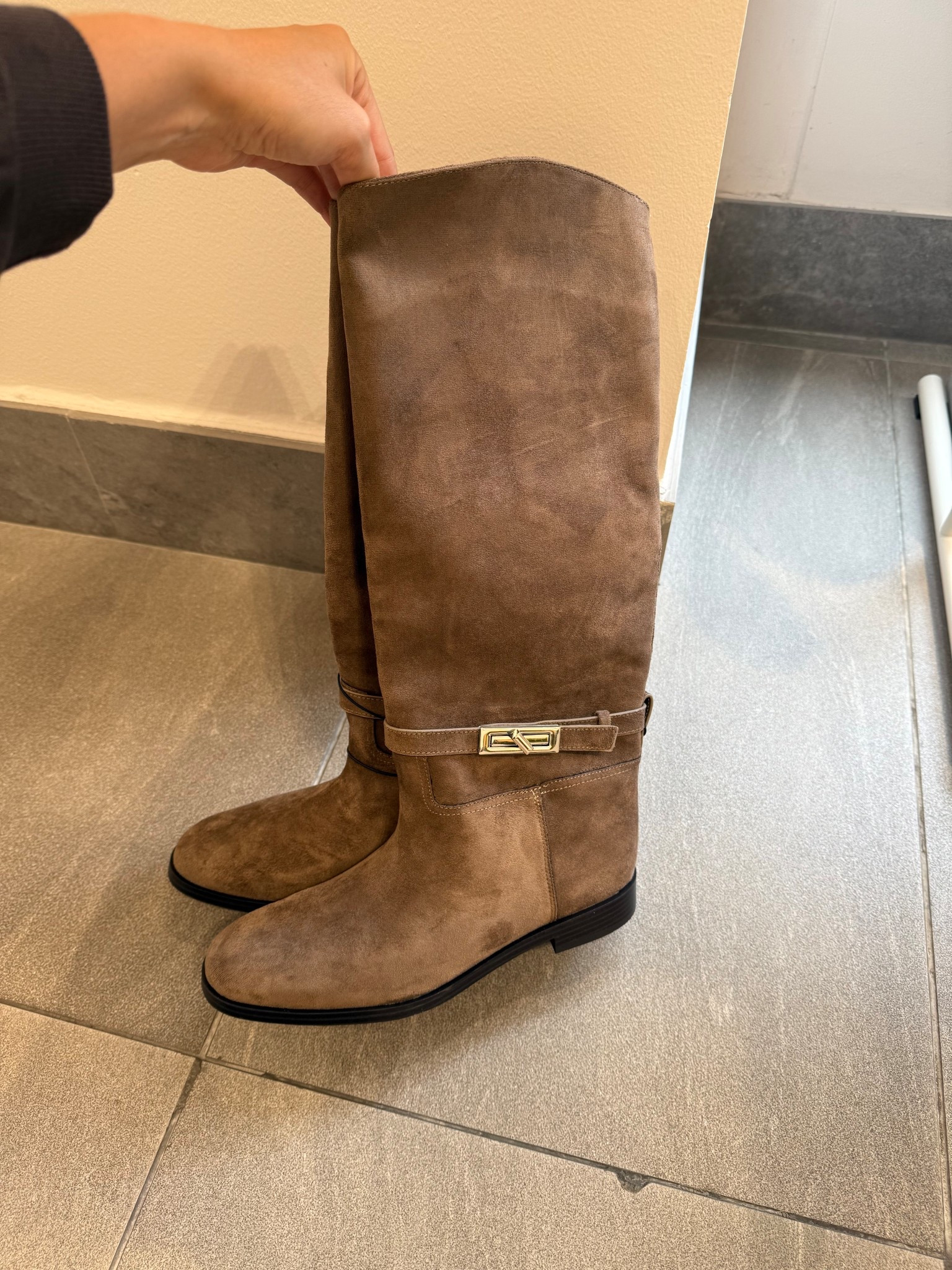 FAUX SUEDE KNEE HIGH BOOTS🐻
Tags: beige buckle taupe trending style autumn transitional inspo capsule wardrobe essentials

#LTKshoes #LTKautumn