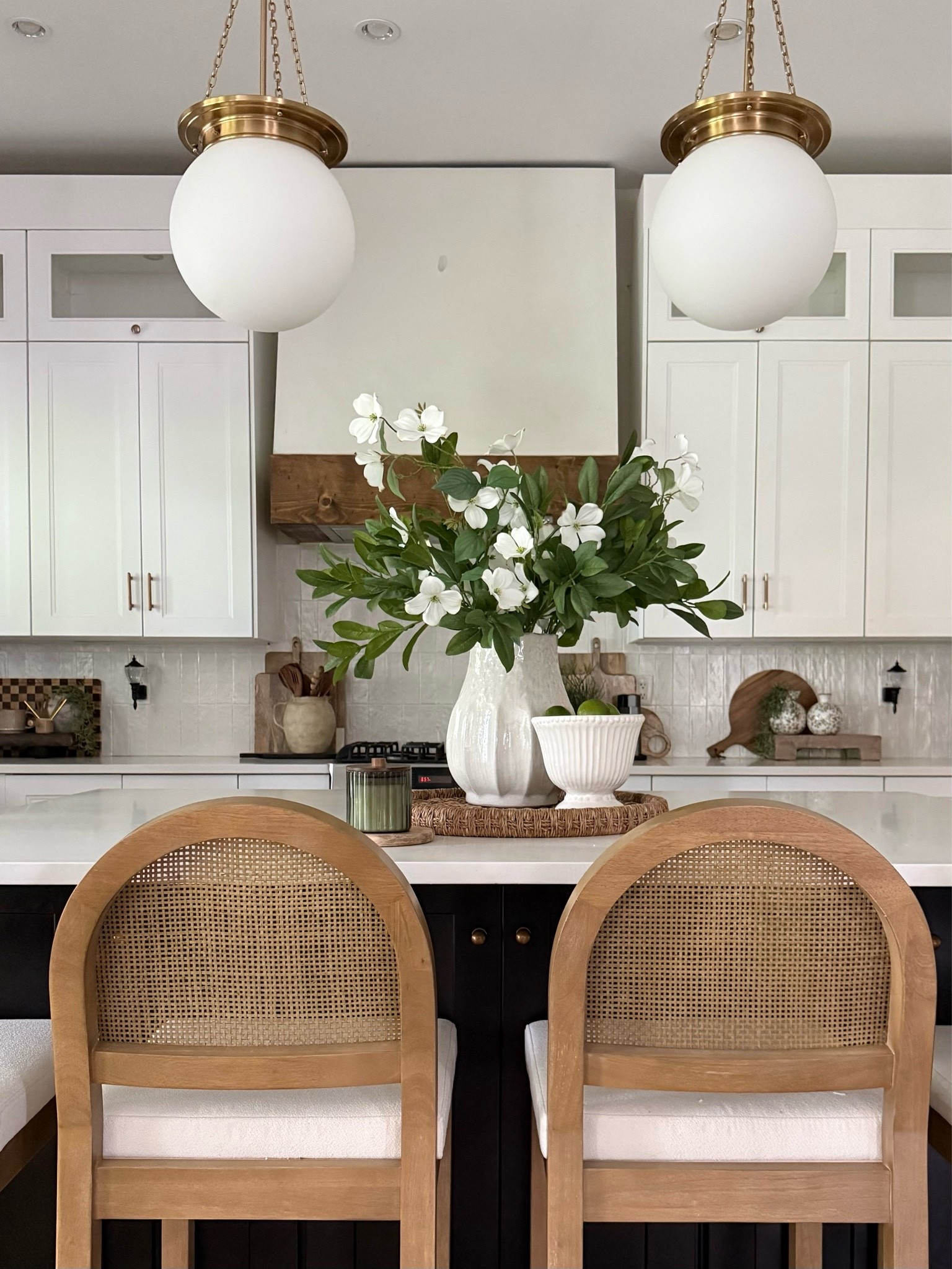 Summer styling in the kitchen. Simple and fresh 🤍🤍