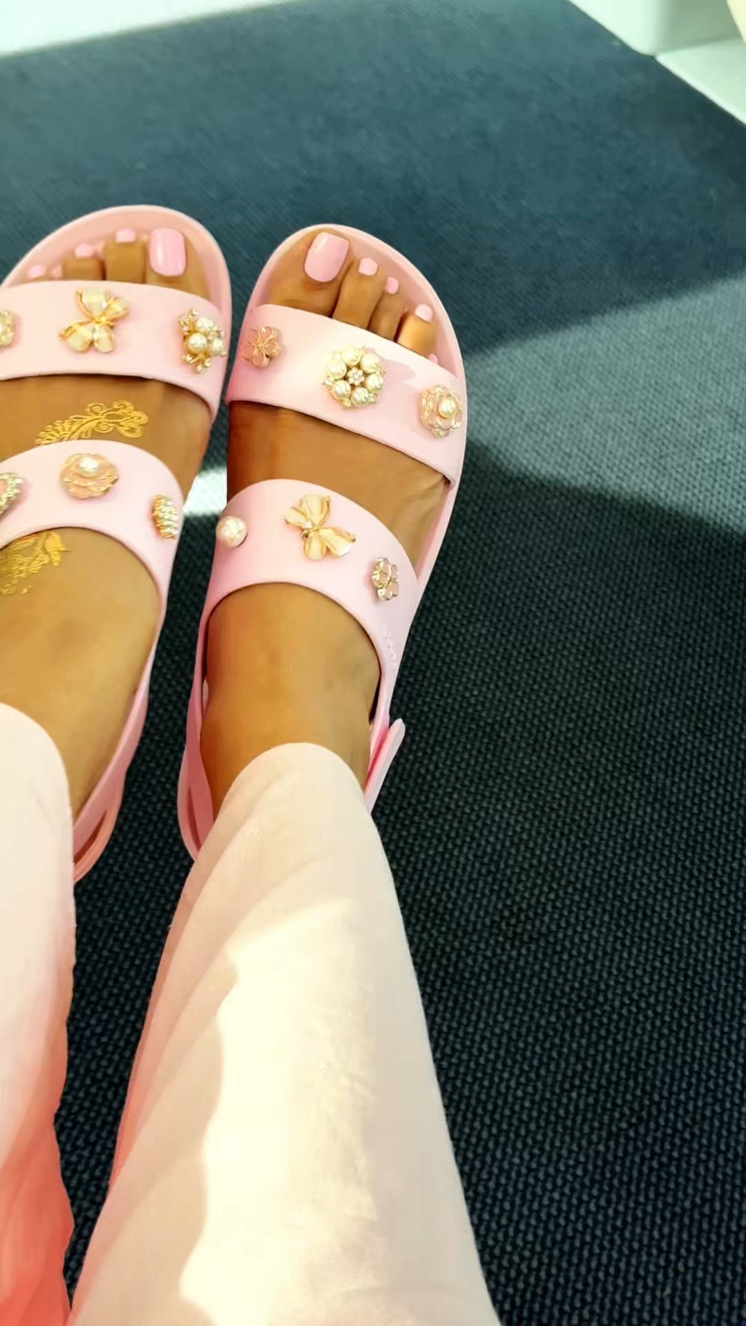 Who says you can’t slay in comfort? These Crocs are my go-to for every travel day—because let’s be real, no one likes sore feet at the airport. 🛫✨

#TravelWithMe #TravelDayOutfit #ComfyTravelStyle #AirportLook #TravelShoes #TravelFashionista #PinkTravelista #SoloTravelStyle #CrocsOnTheGo