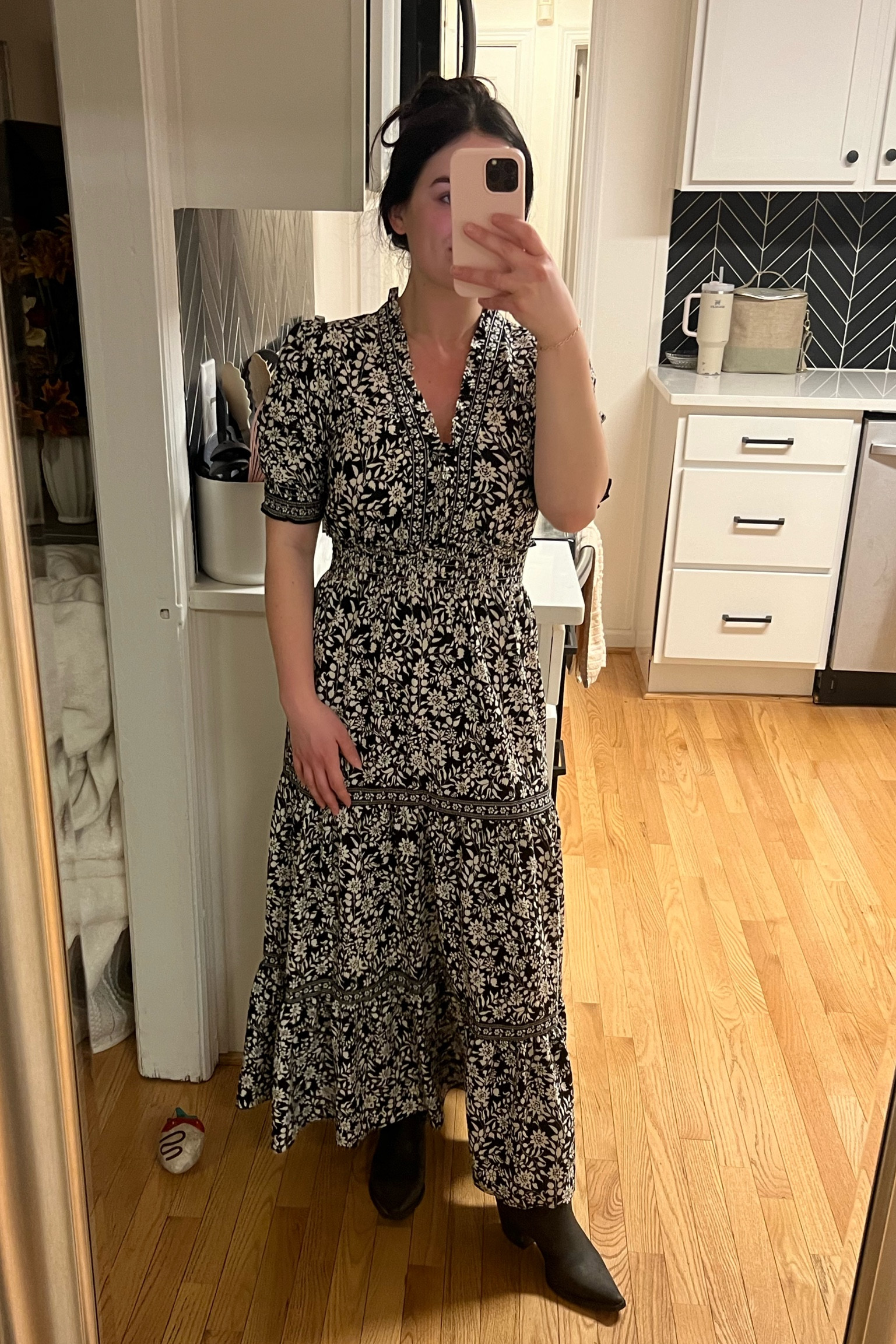 Floral short sleeve tiered maxi dress! Perfect for the office or an event!
Smocking defines the waist of this maxi dress designed in a tiered silhouette and puff sleeves.

• 54 1/2" length
• V-neck
• Short sleeves
• Unlined
• 96% polyester, 4% spandex
• Machine wash, line dry

#LTKworkwear #LTKfindsunder100 #LTKfindsunder50