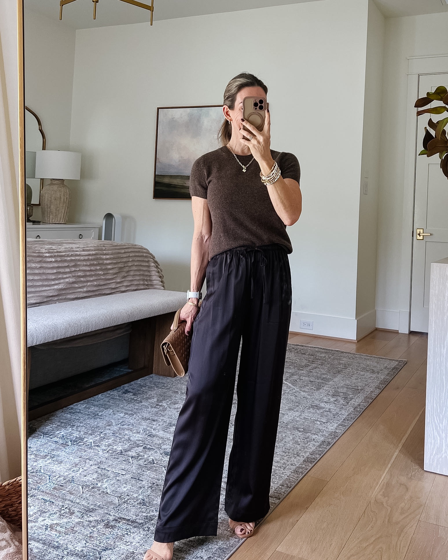 New fall style • silky pants from @abercrombie that are soo good 😍 I recommend sizing down

Top Fit: I’m wearing an XS

Pants Fit: I’m wearing an XXS